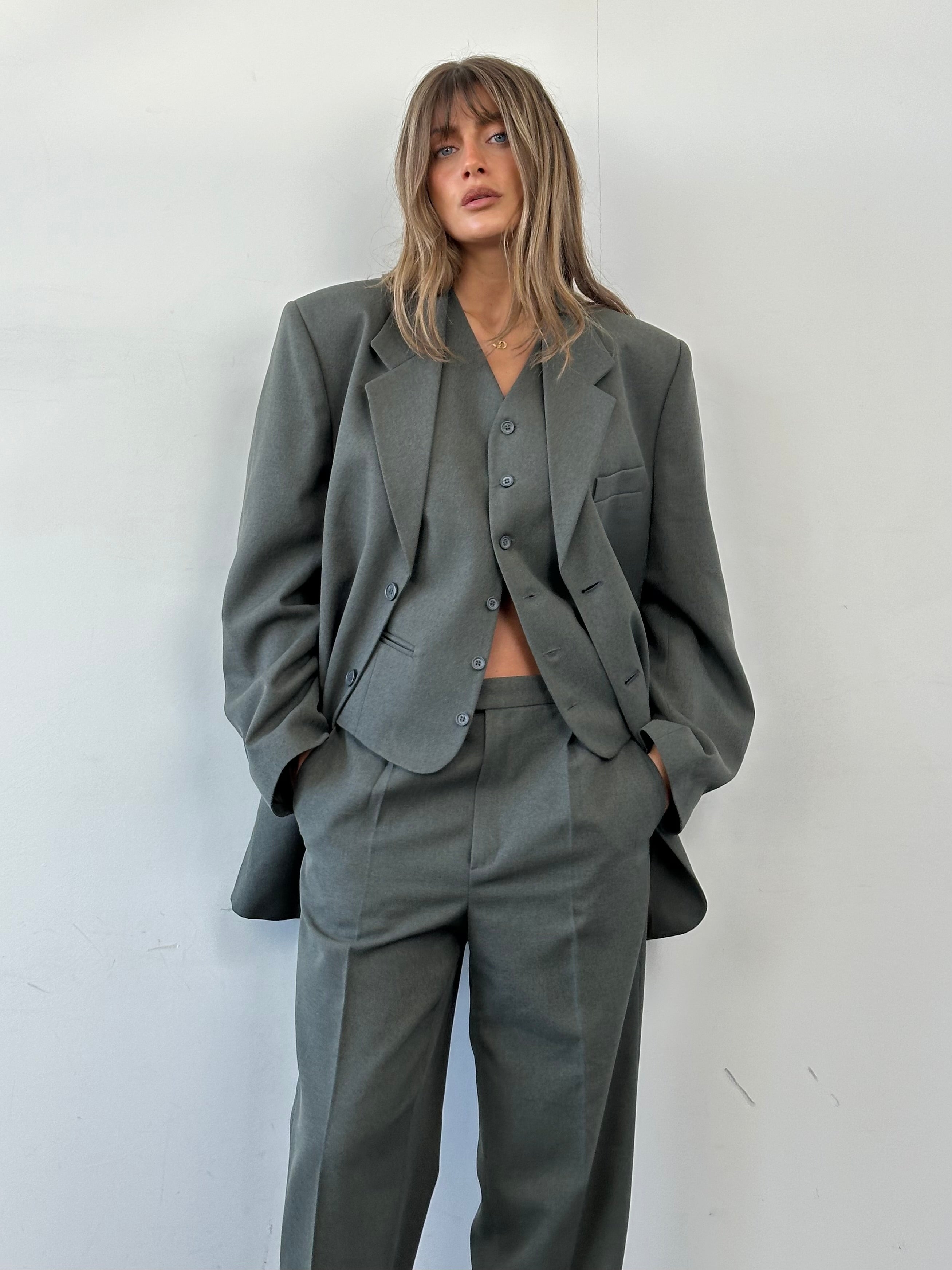 Vintage three-piece suit in size 44R/W32, featuring a classic tailored design with jacket, vest, and matching trousers.