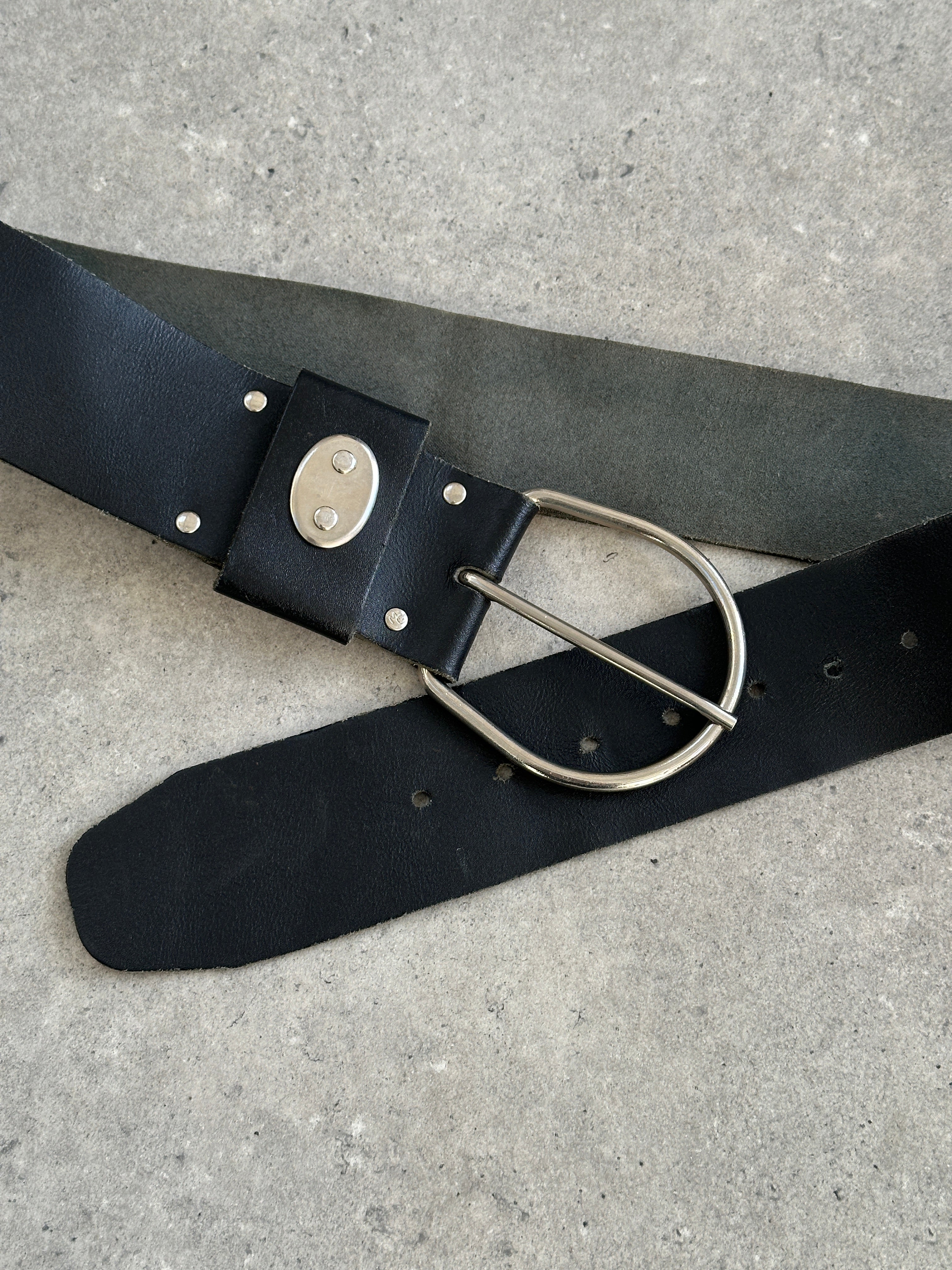 Vintage 1990s chunky leather belt with adjustable W31-37, featuring a classic design and rustic brown finish.