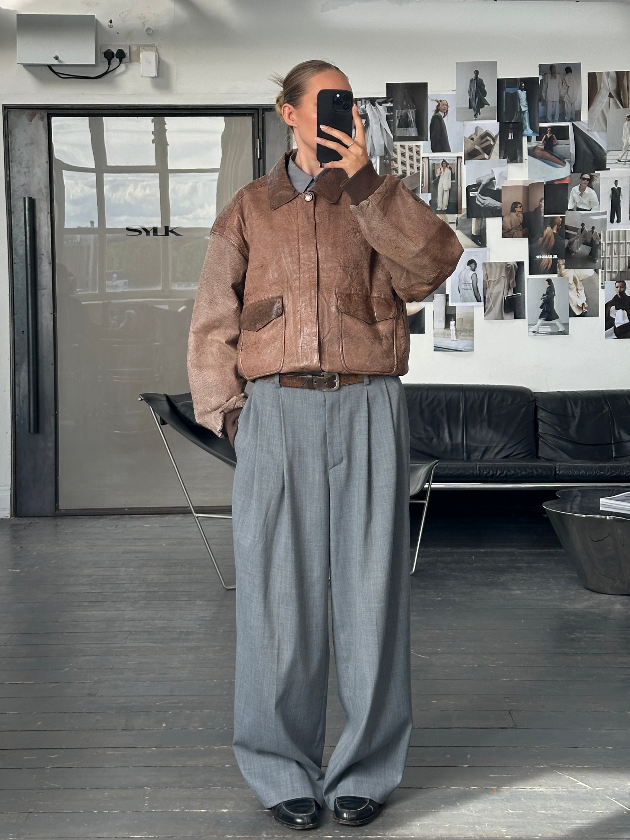 Vintage 1990s leather bomber jacket in size L, featuring classic design and authentic leather material.