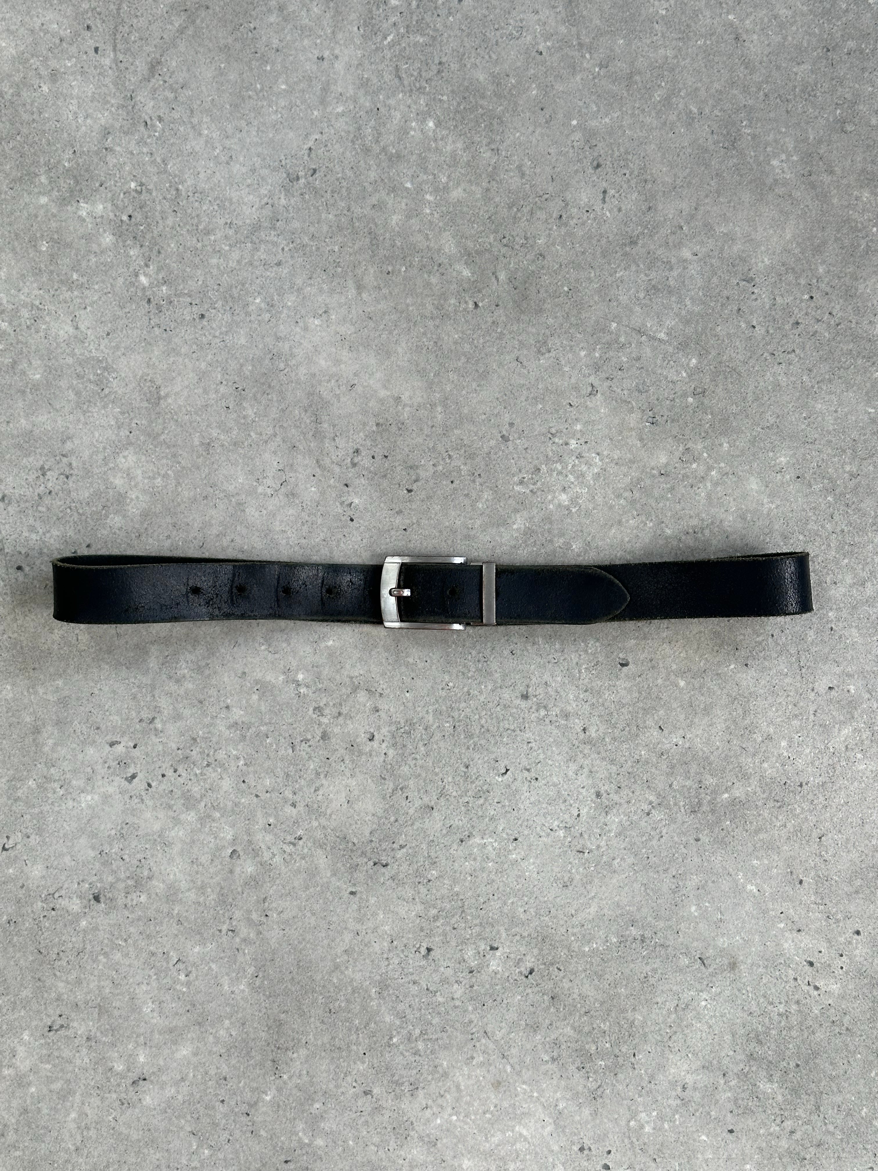 Vintage 1990s distressed leather belt with worn finish, W32-38, casual accessory, showing the textured, rugged leather design.