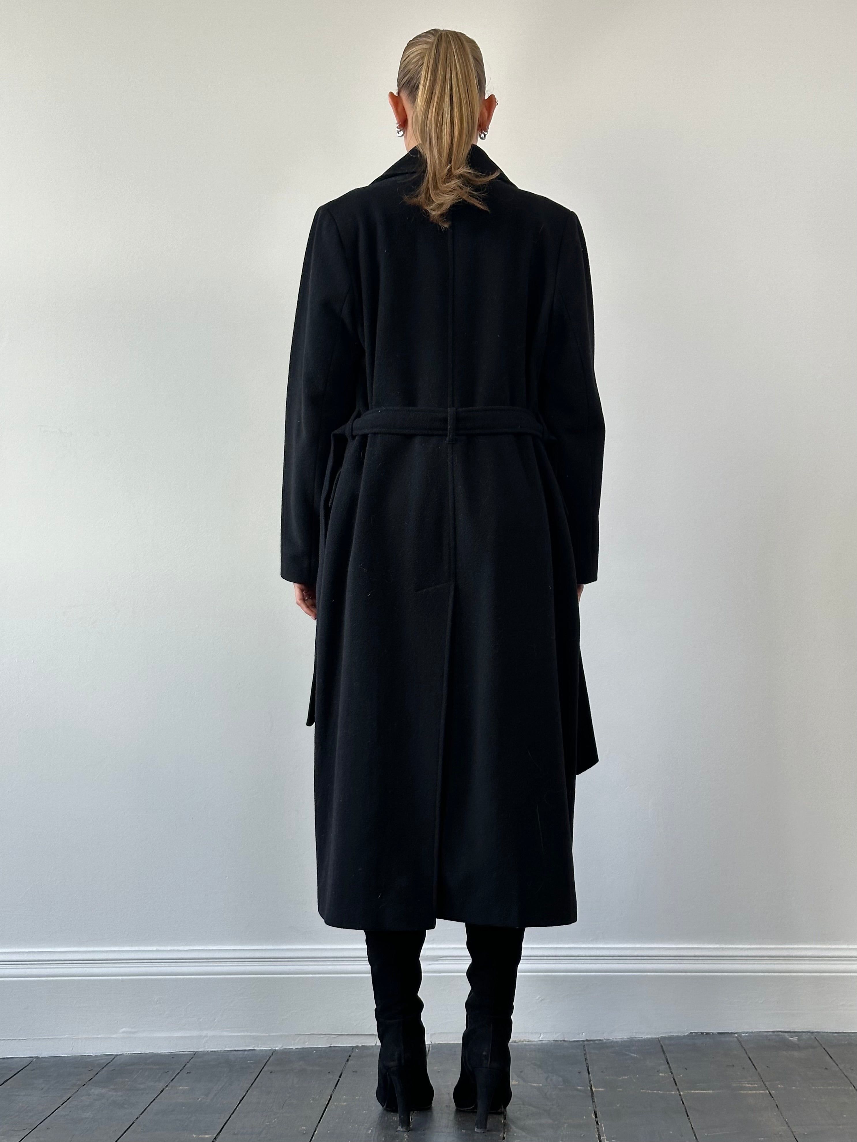 Vintage wool coat with removable faux fur collar, belted design, in size M/L, stylish and warm outerwear for cold weather.
