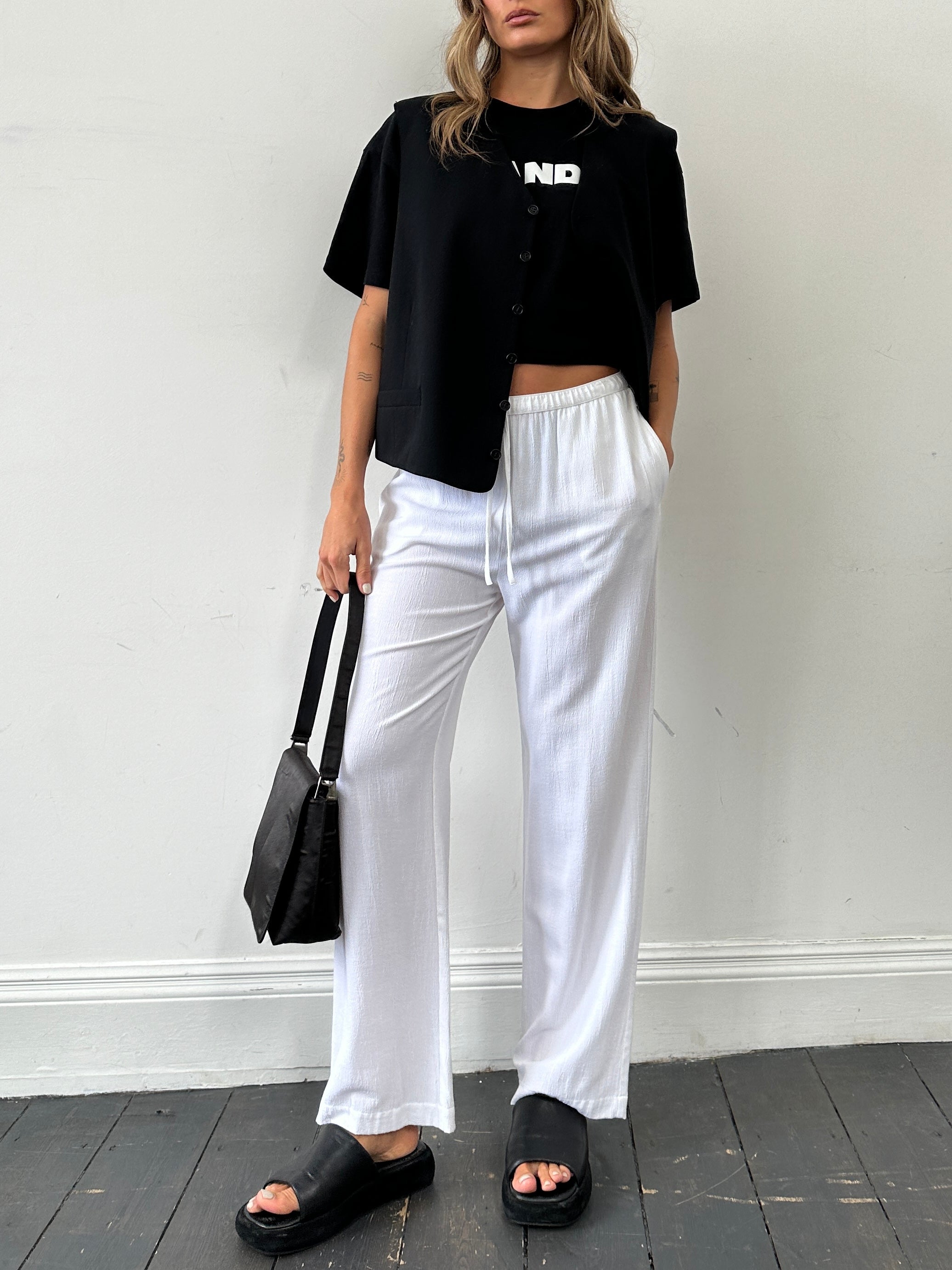 Vintage wide-leg pull-on trousers with elastic waist and crinkle effect, available in waist sizes W28-32, casual and stylish.
