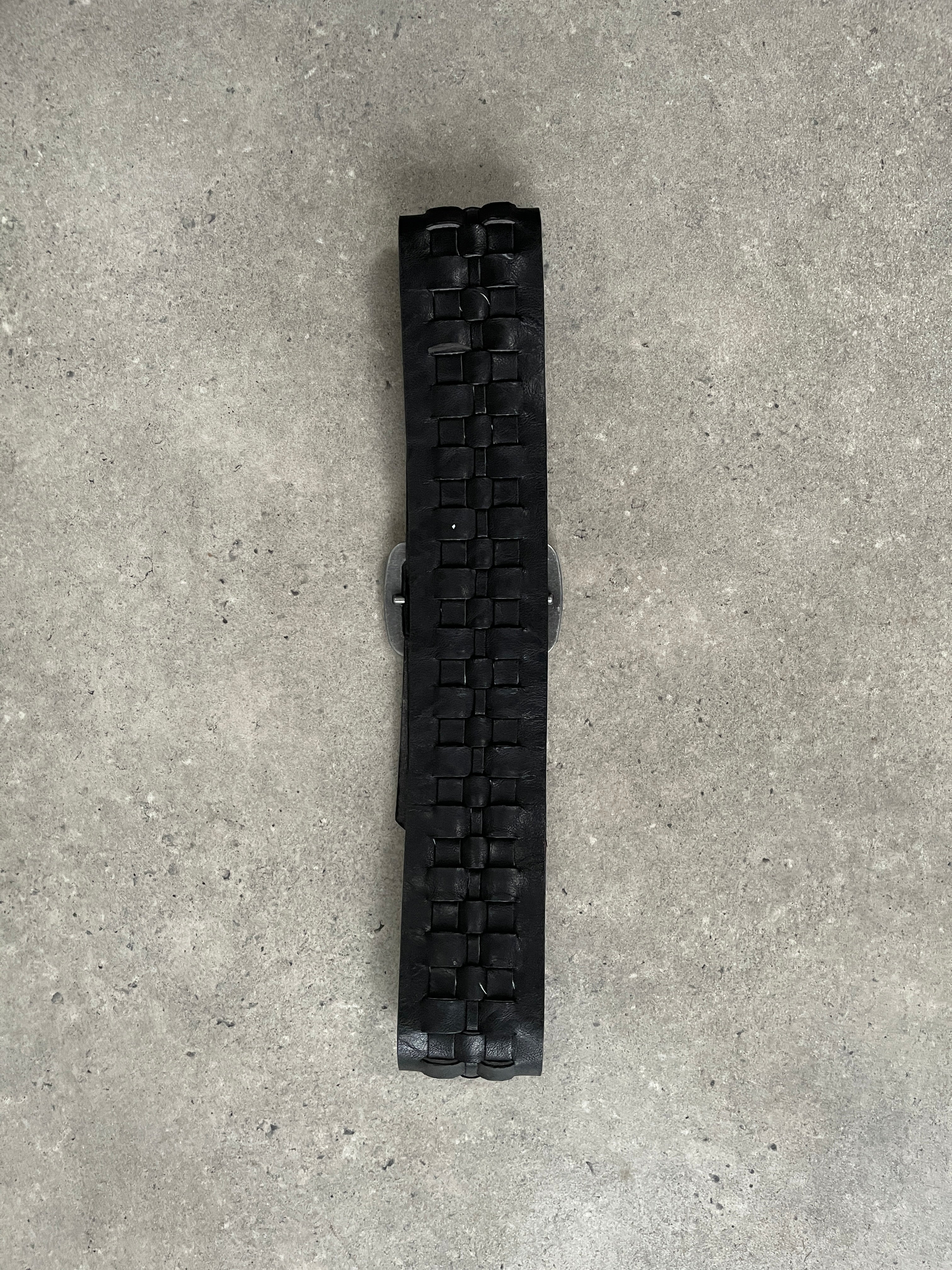Vintage 1990s square buckle woven leather belt with adjustable W31-35, featuring a classic retro style and durable craftsmanship.