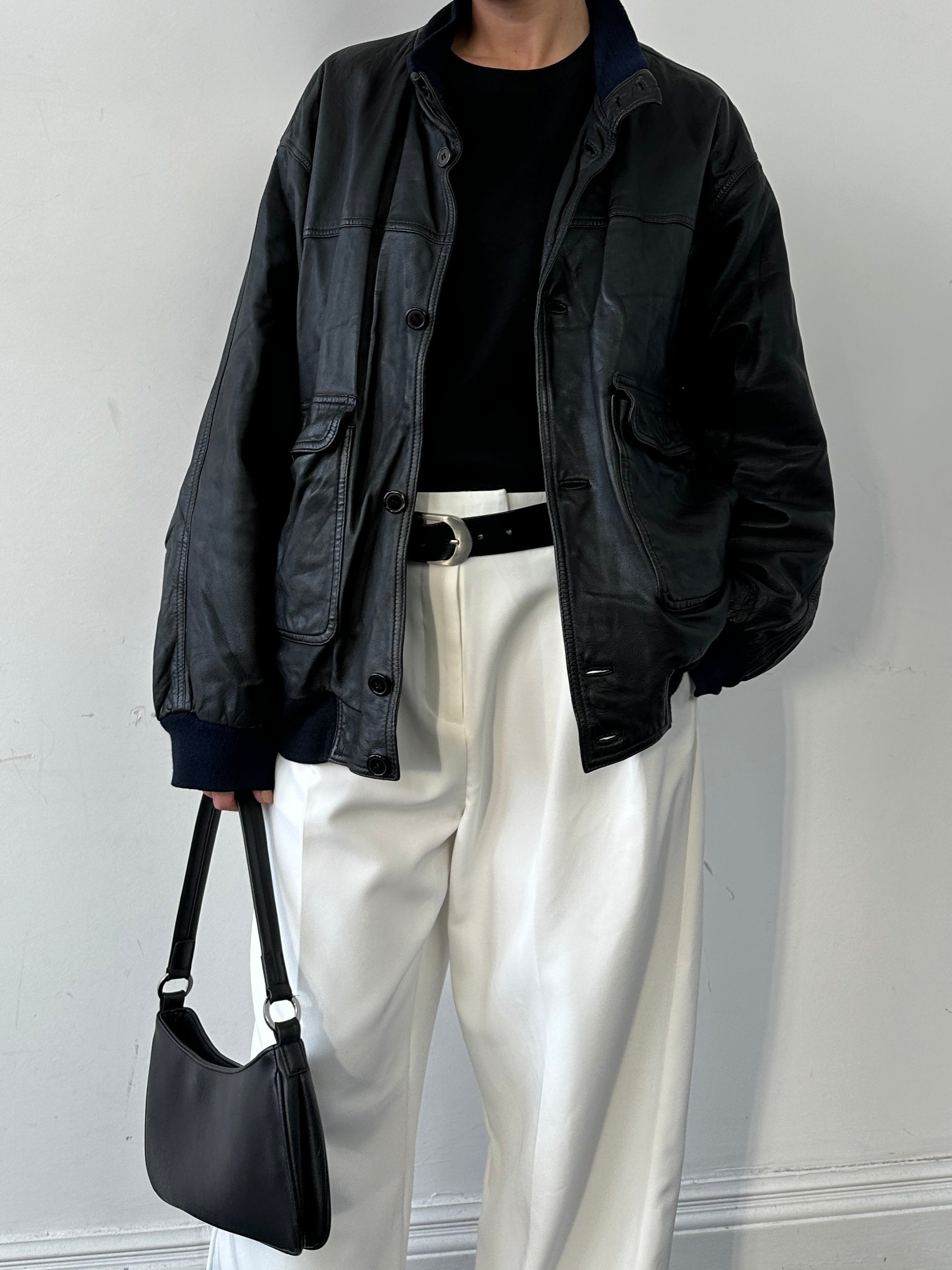 Vintage leather bomber jacket in size L/XL, stylish and classic men's or women's outerwear with a vintage leather finish.