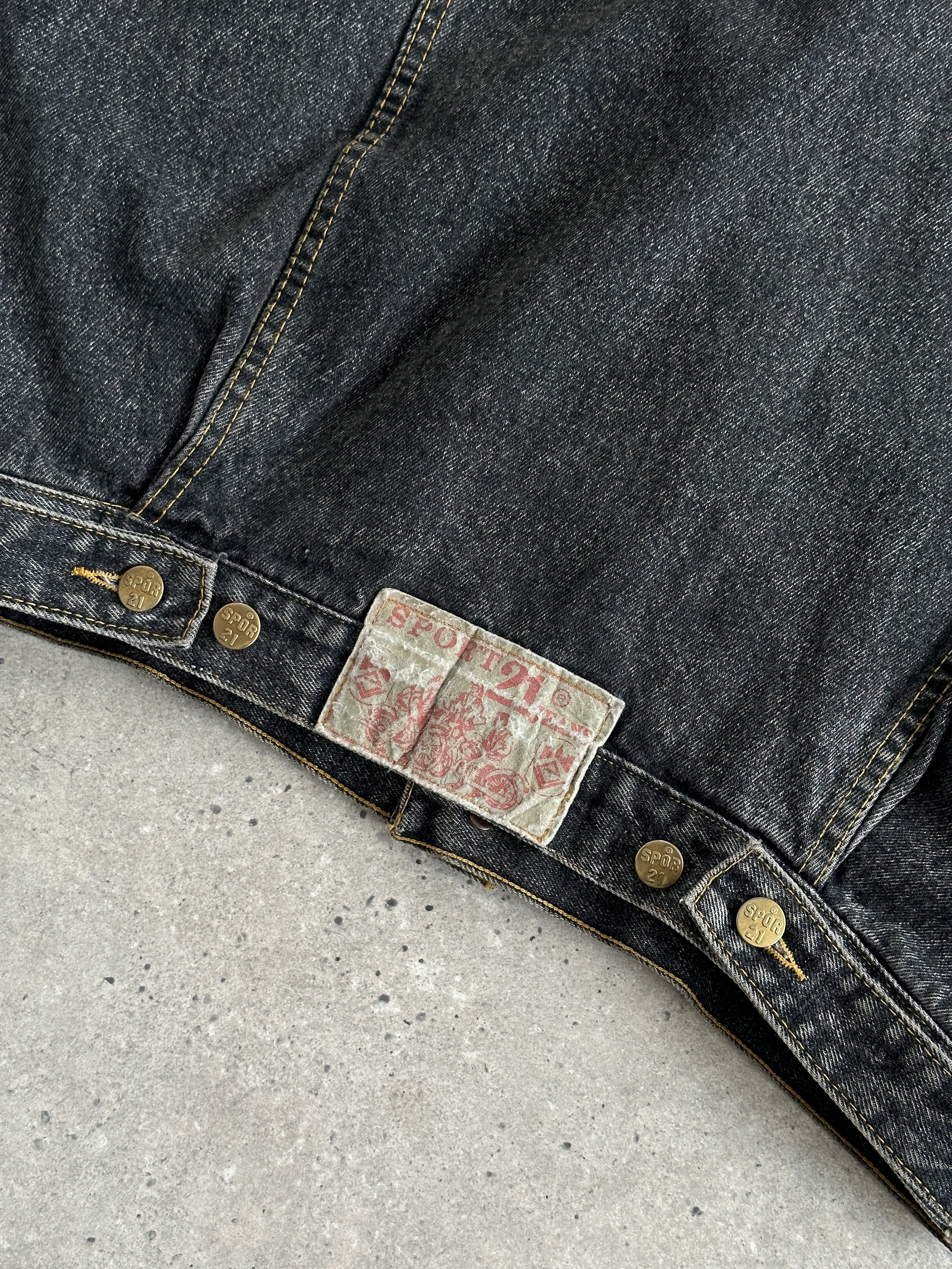 Vintage 1990s boxy denim jacket in size M, featuring classic blue denim fabric and button-front design.