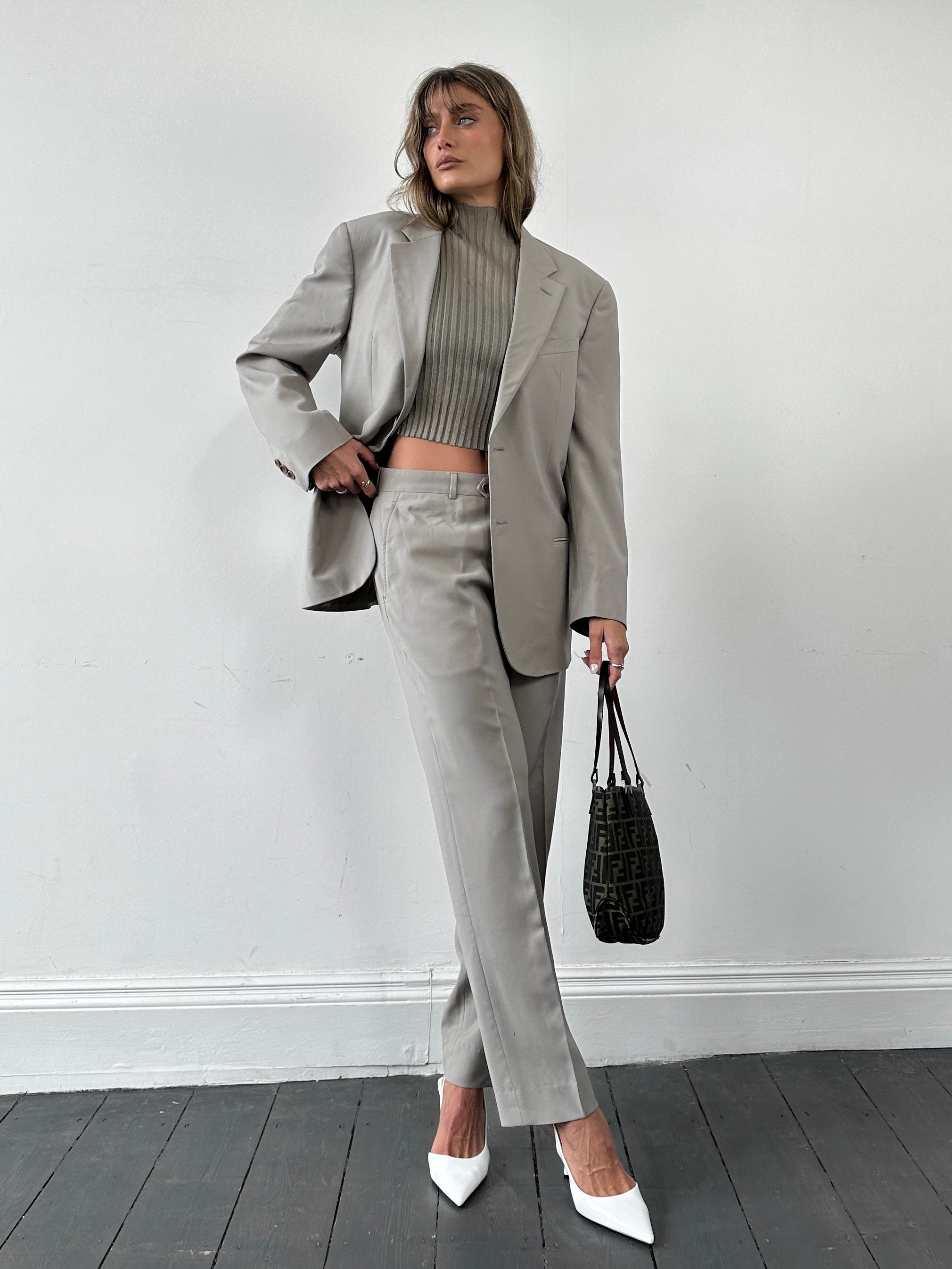 Armani Collezioni pure wool single-breasted suit jumpsuit in size 40R/W30, tailored fit with classic lapel and front pockets.