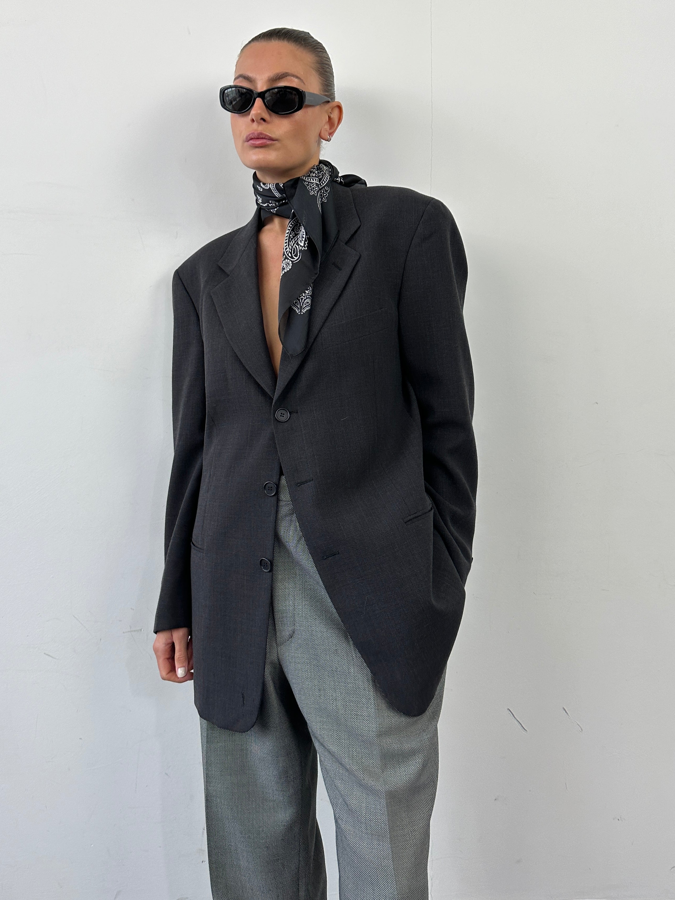 Giorgio Armani Le Collezioni pure wool single-breasted blazer in size 40R/L, tailored fit with notch lapel and classic design.