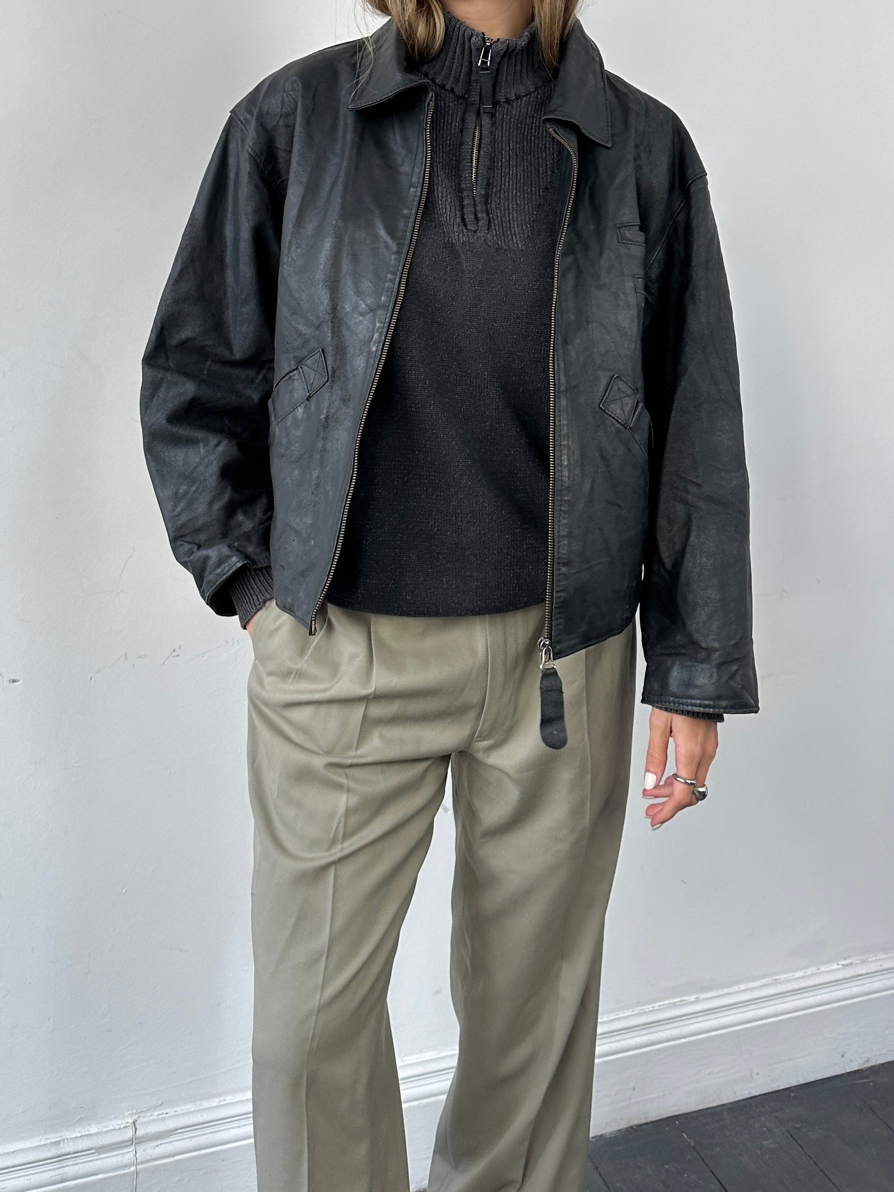Vintage Italian vintage leather jacket in boxy style, size M/L, featuring a classic design and premium leather material.