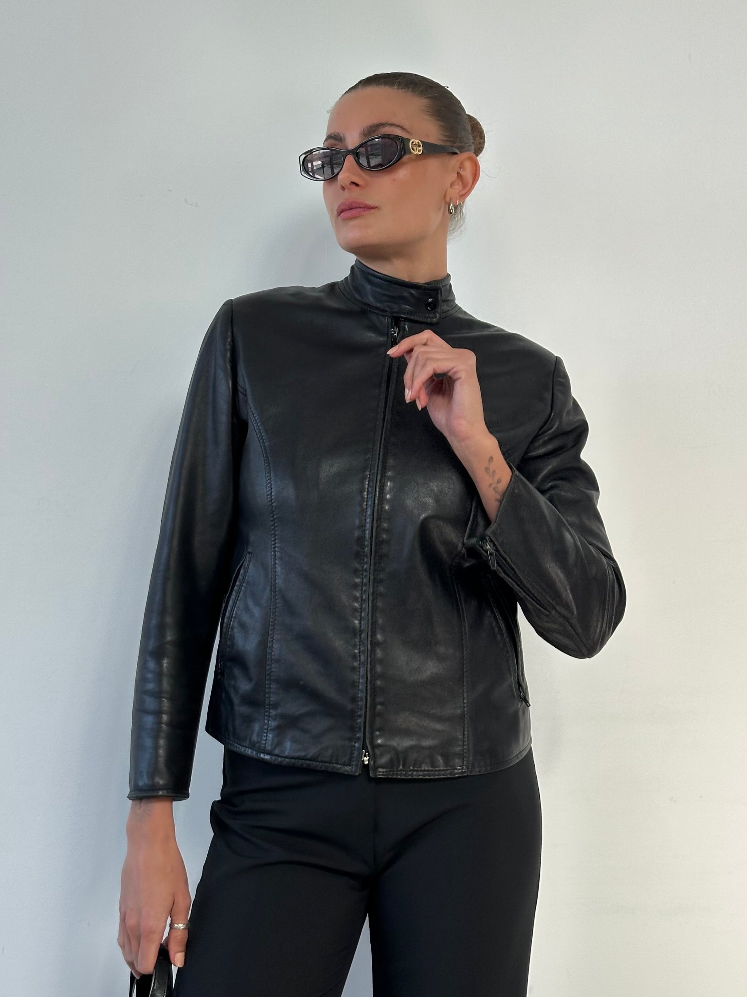 Vintage Moto fitted leather jacket in XS displayed on a hanger, showcasing classic design and smooth black leather.