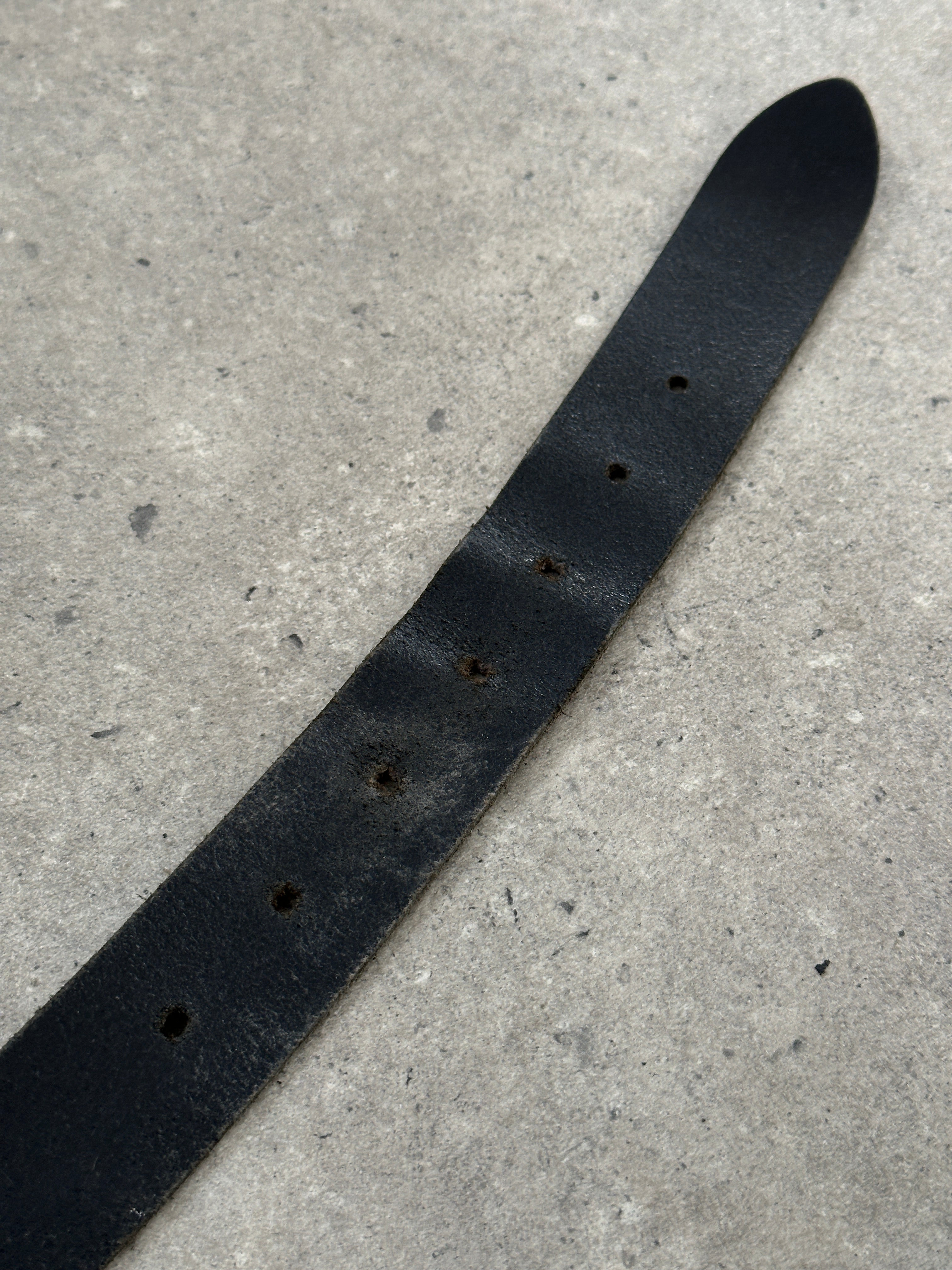 Vintage chrome leather belt with adjustable W34-38 size, classic design, and sturdy metal buckle.