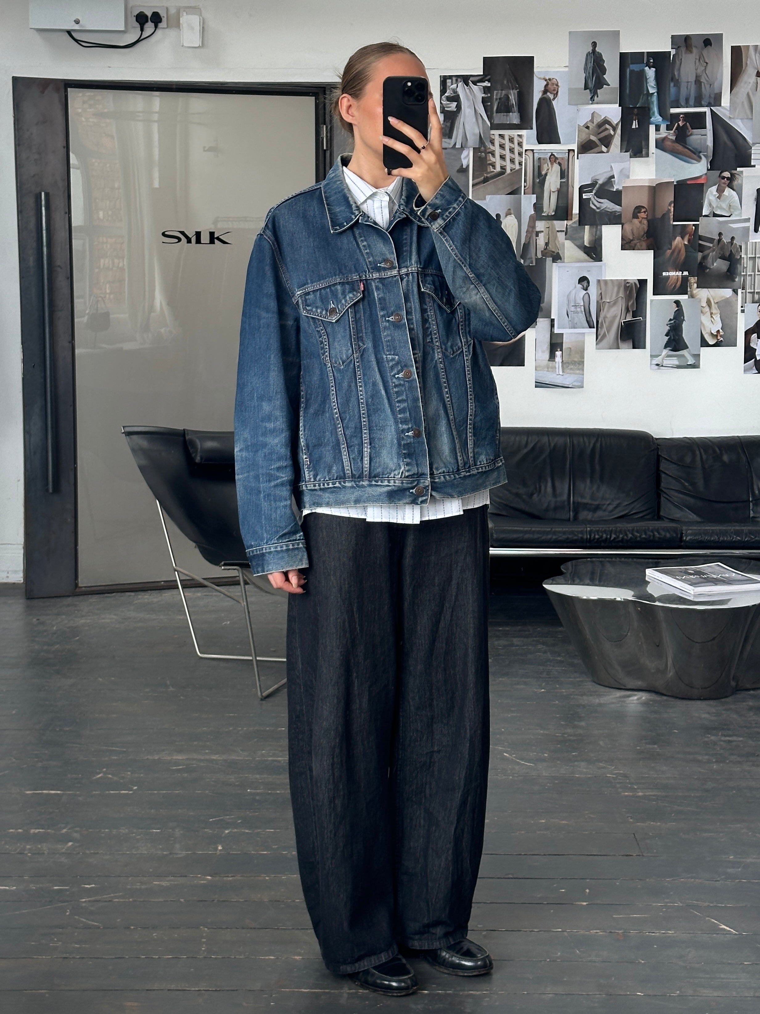 Levi’s 1990s mid wash denim jacket in XL size, featuring classic design with button closure and chest pockets.