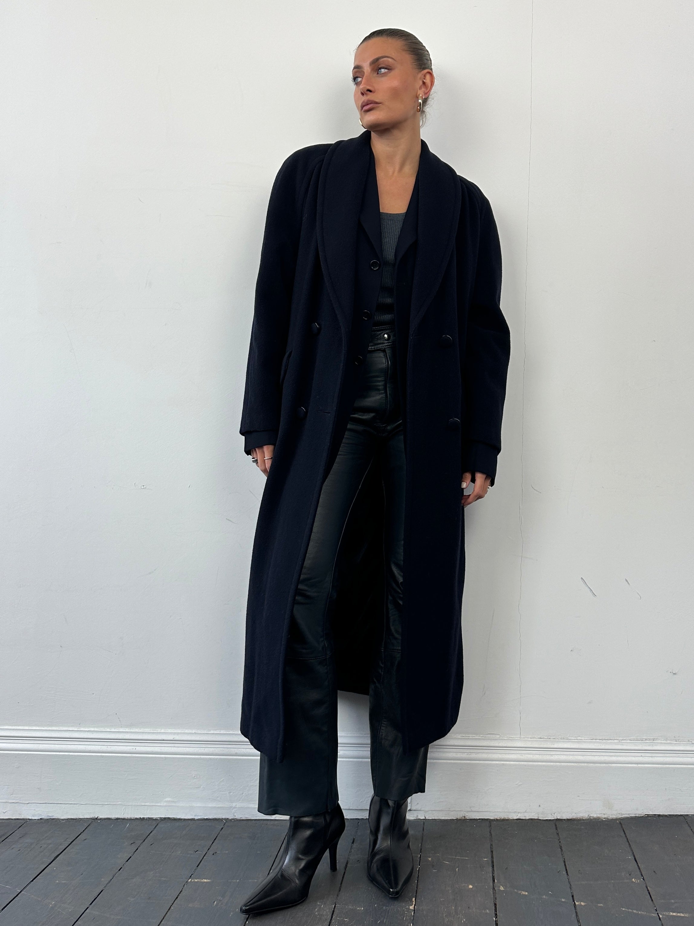 Vintage British double-breasted wool and cashmere coat in size M, featuring classic vintage style and tailored fit.