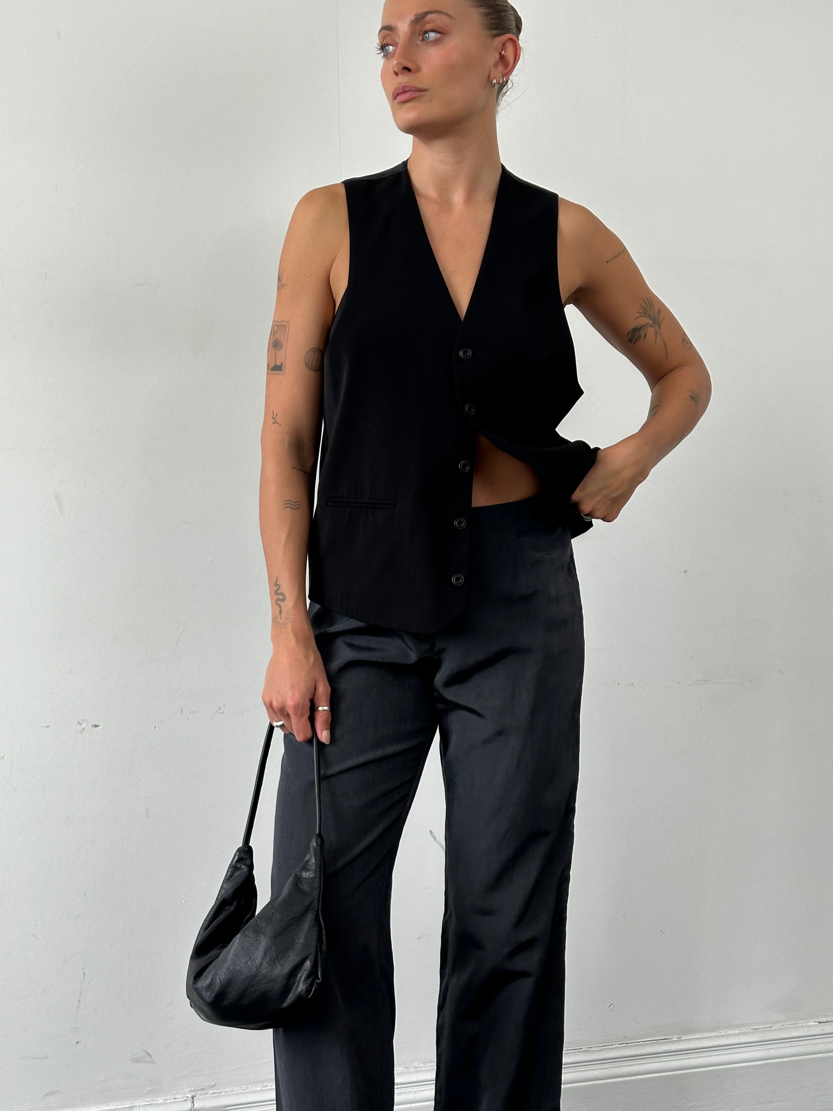 Armani Jeans linen straight-leg mid-waist trousers in light fabric, featuring a classic fit and belt loops.