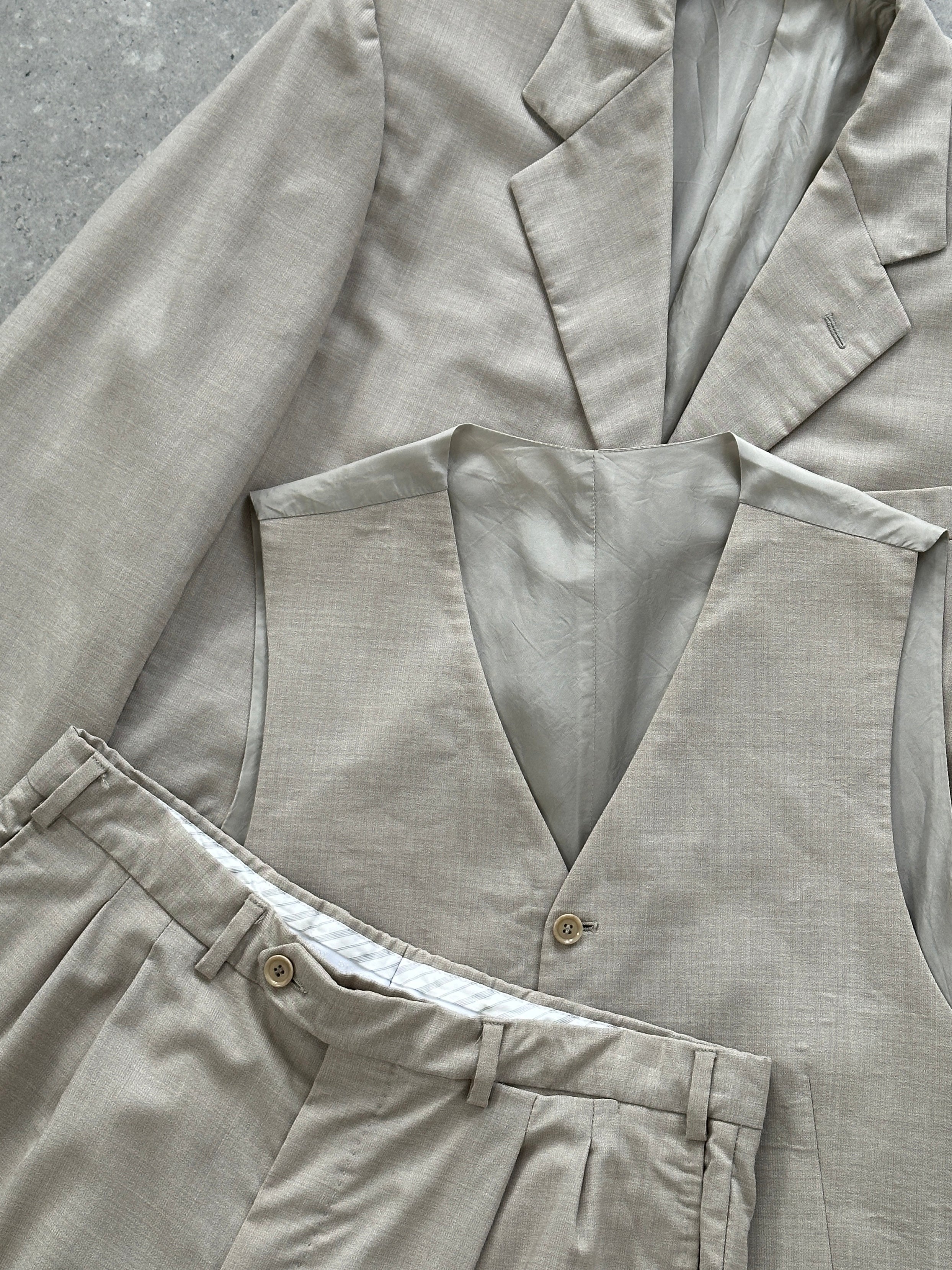 Pal Zileri pure wool single-breasted suit jumpsuit in size 40R/W32, tailored fit with lapel collar and front buttons.
