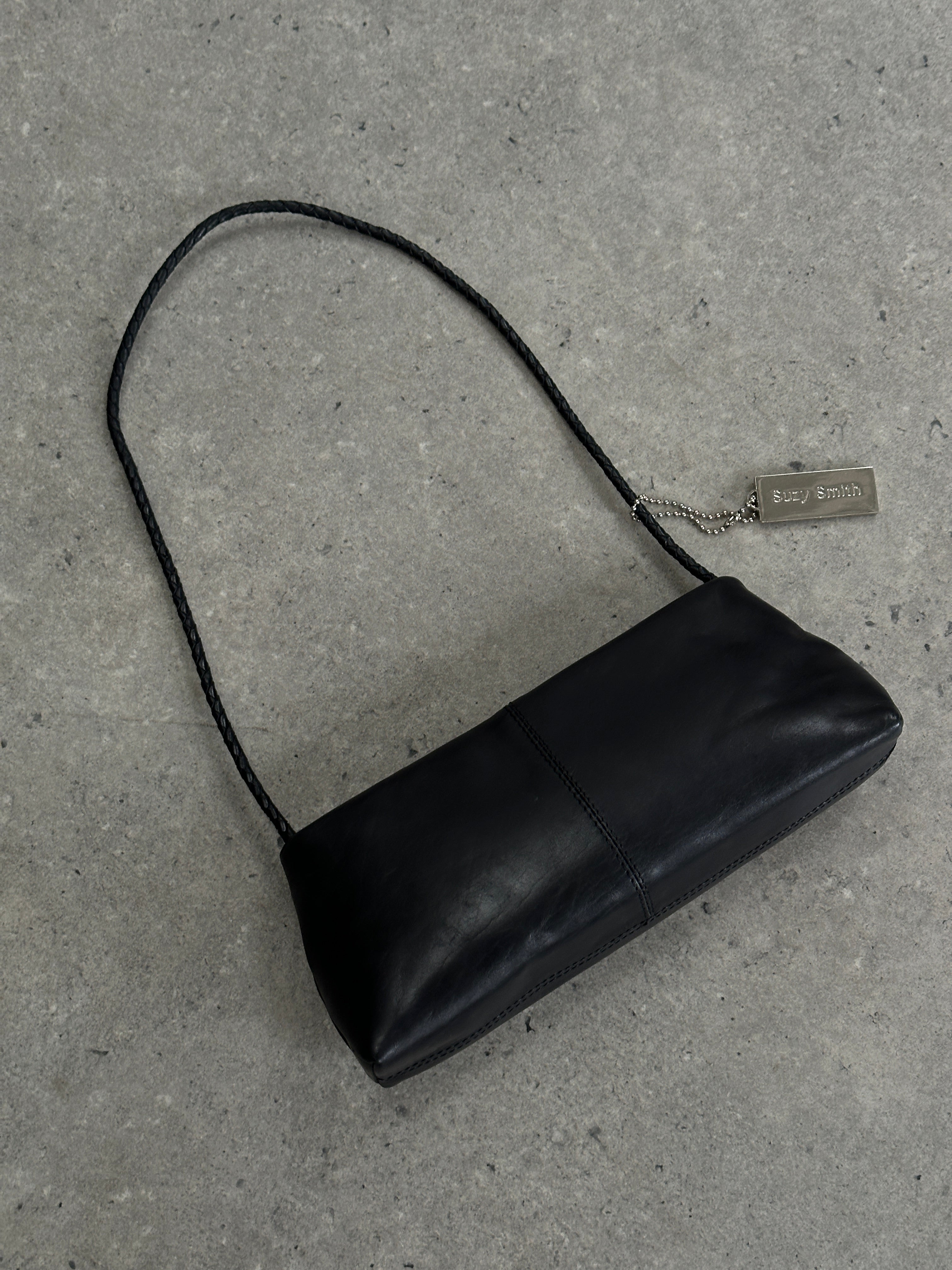 Vintage leather shoulder bag with adjustable strap, rustic finish, and classic design, perfect for everyday use.