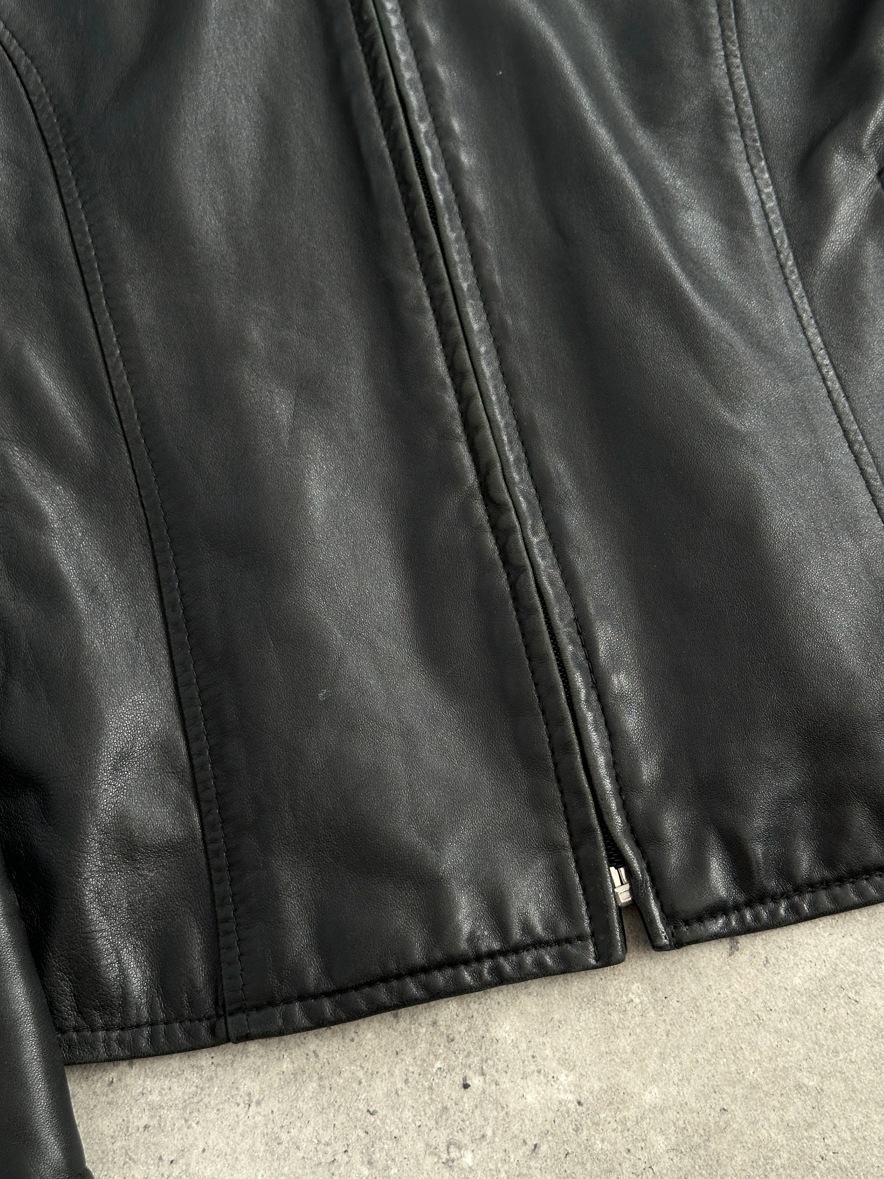 Vintage Moto fitted leather jacket in XS, featuring classic design, sturdy leather material, and stylish detailing.