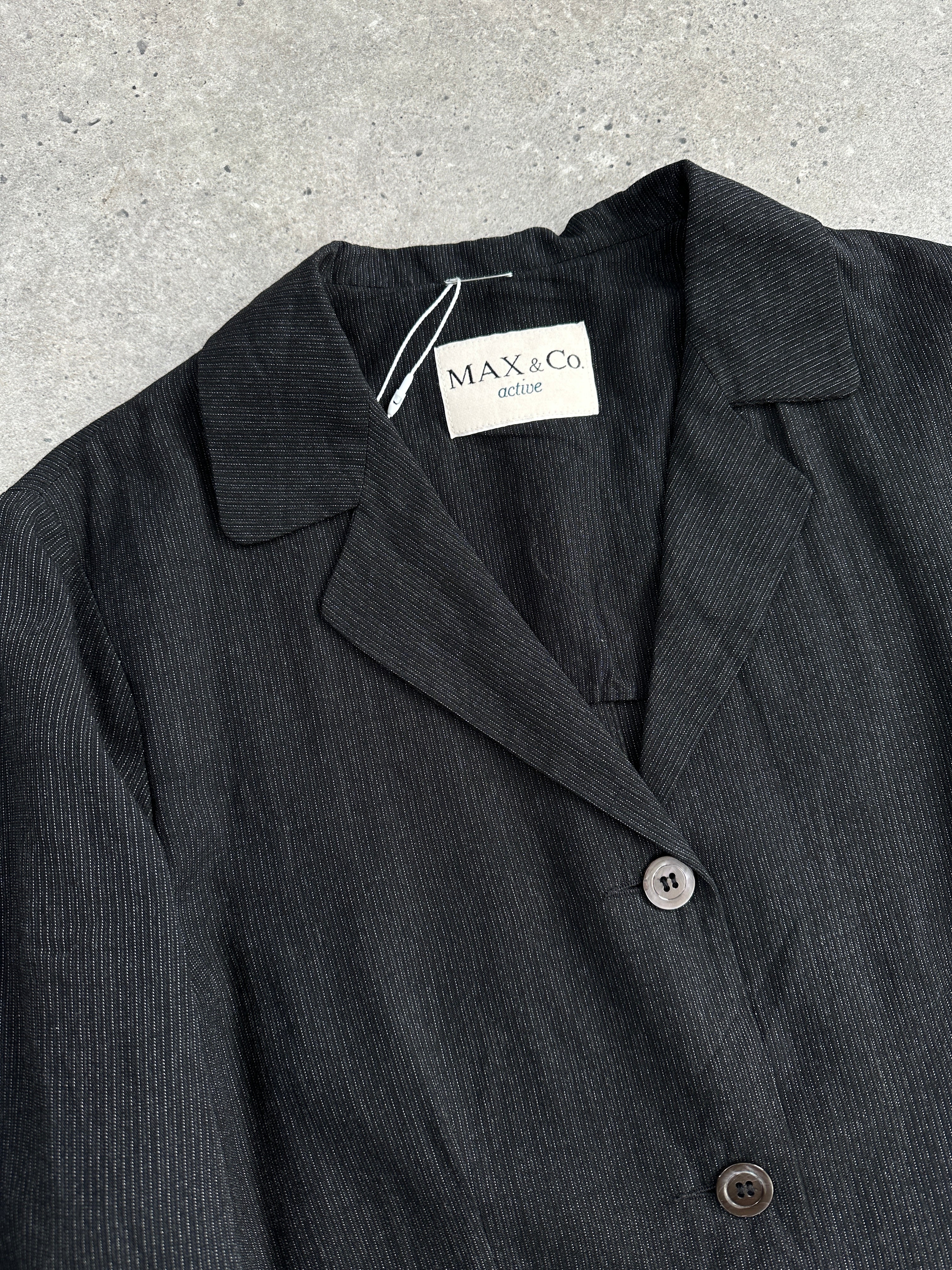 Max & Co unlined single-breasted blazer in size M, tailored fit with lapel collar and front buttons, displayed on a neutral background.