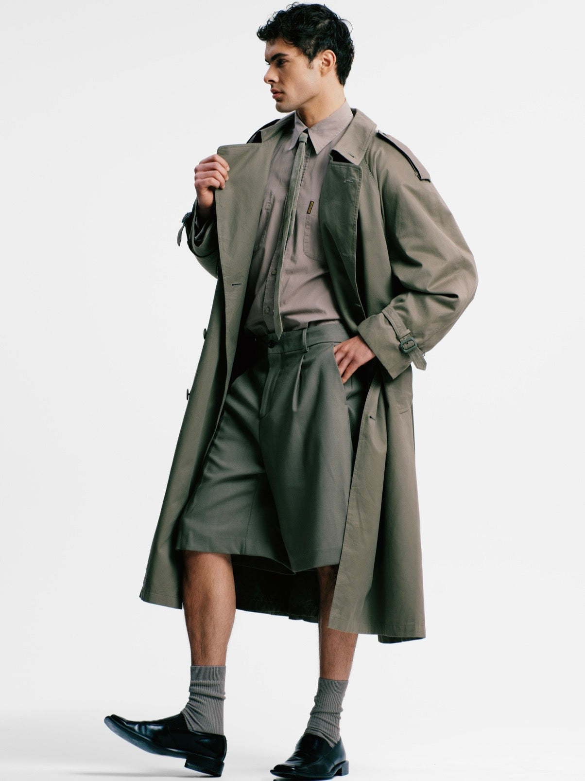London Fog 1980s cotton belted trench coat in XL, beige color, featuring classic collar, button closure, and waist belt.