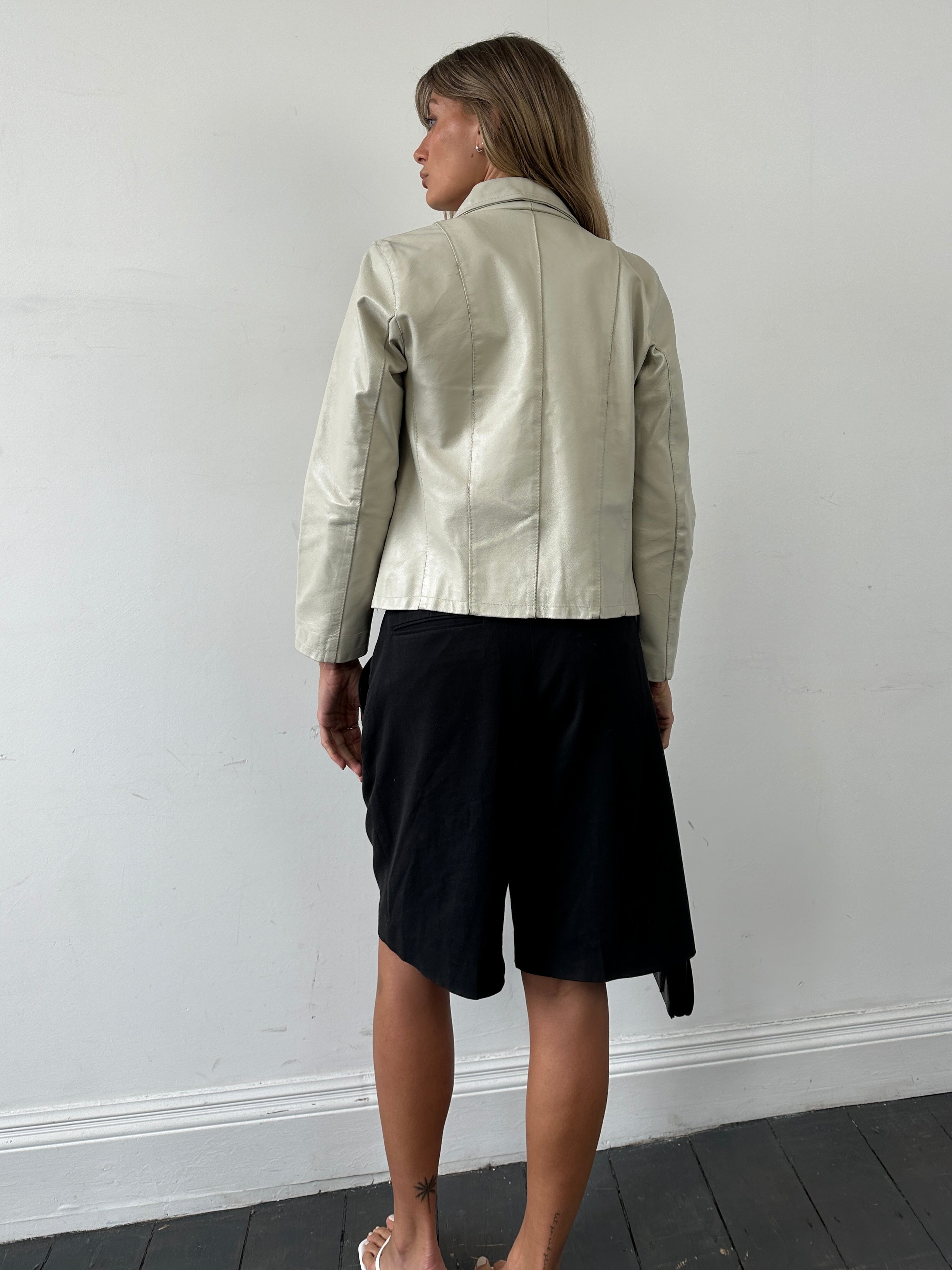 Vintage Italian leather zip-up jacket in size S, featuring classic design and detailed stitching on smooth brown leather.