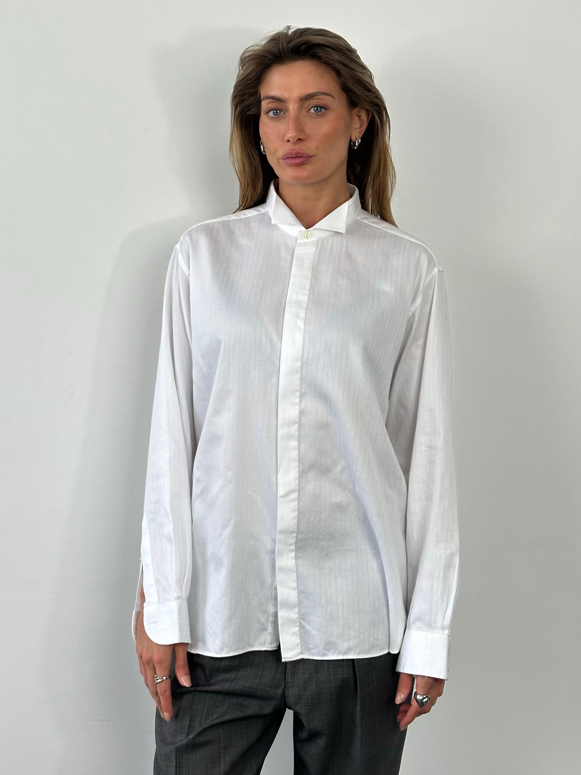 Vintage 1990s Italian concealed placket wing collar shirt in size L, featuring classic design and fine fabric details.