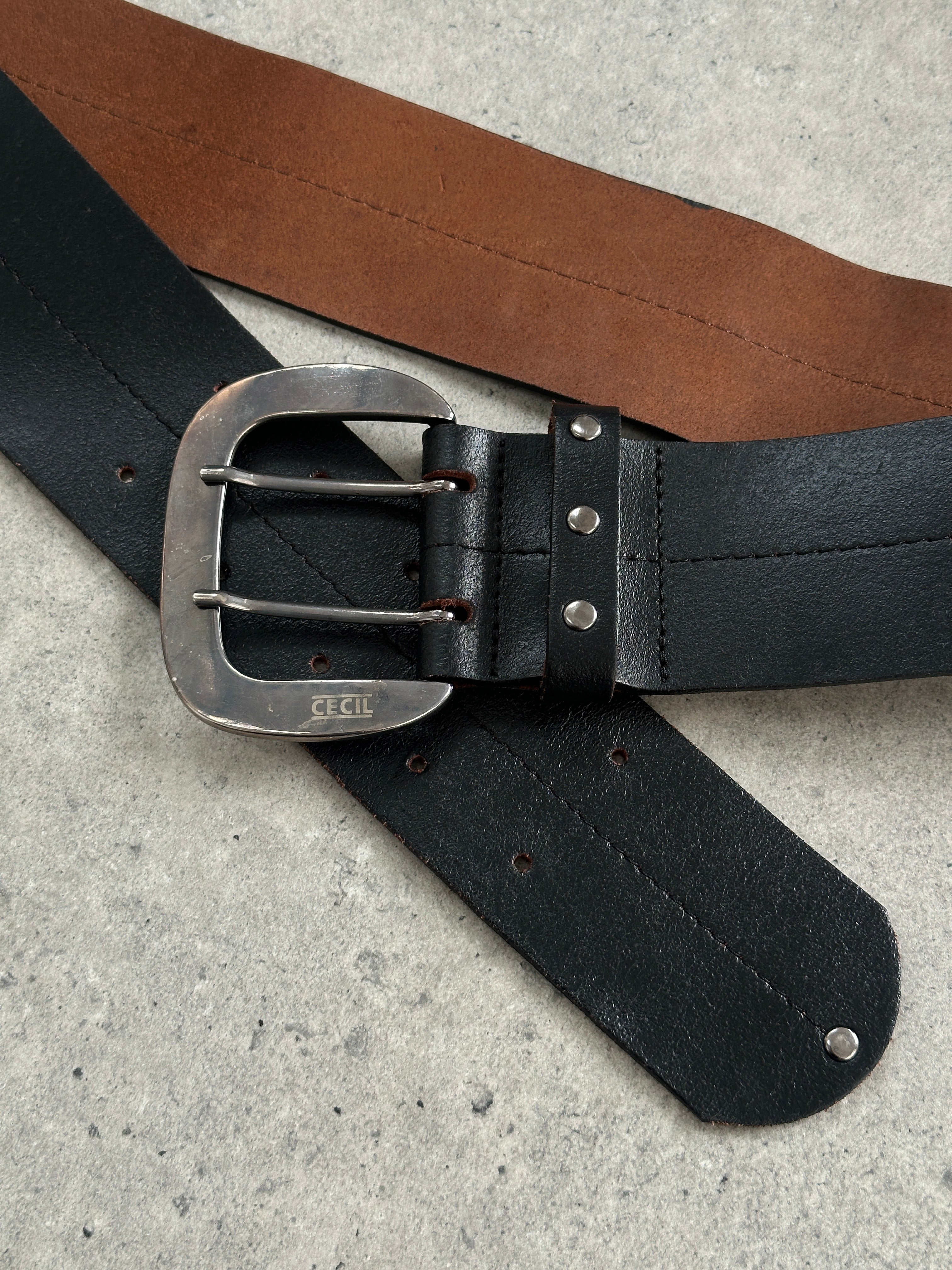 Vintage 1990s chrome chunky leather belt with adjustable W32-36 inches, featuring a bold metal buckle and a classic retro design.