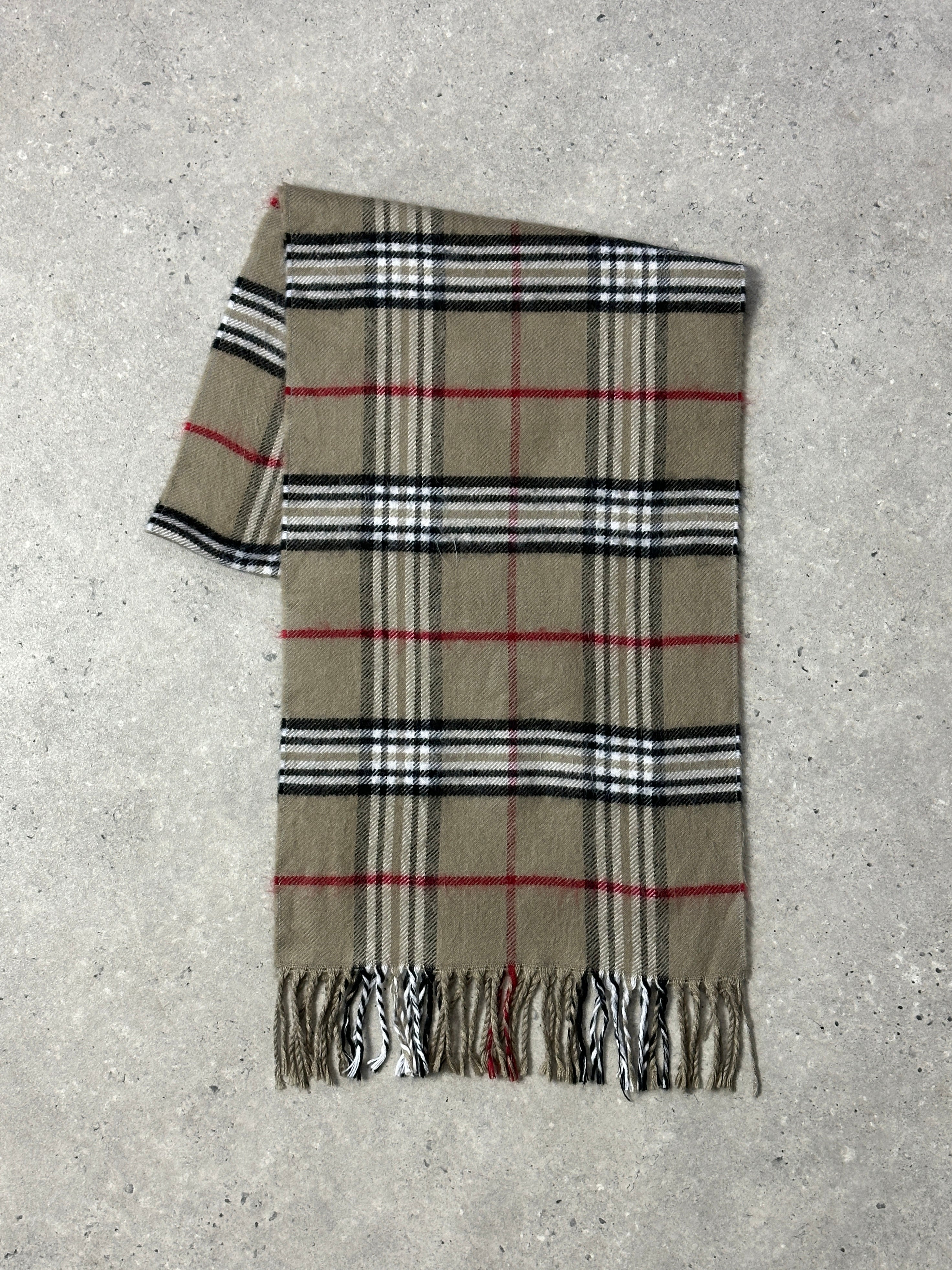 Vintage check tassel scarf featuring a classic pattern, soft fabric, and fringed tassels for a stylish, timeless accessory.