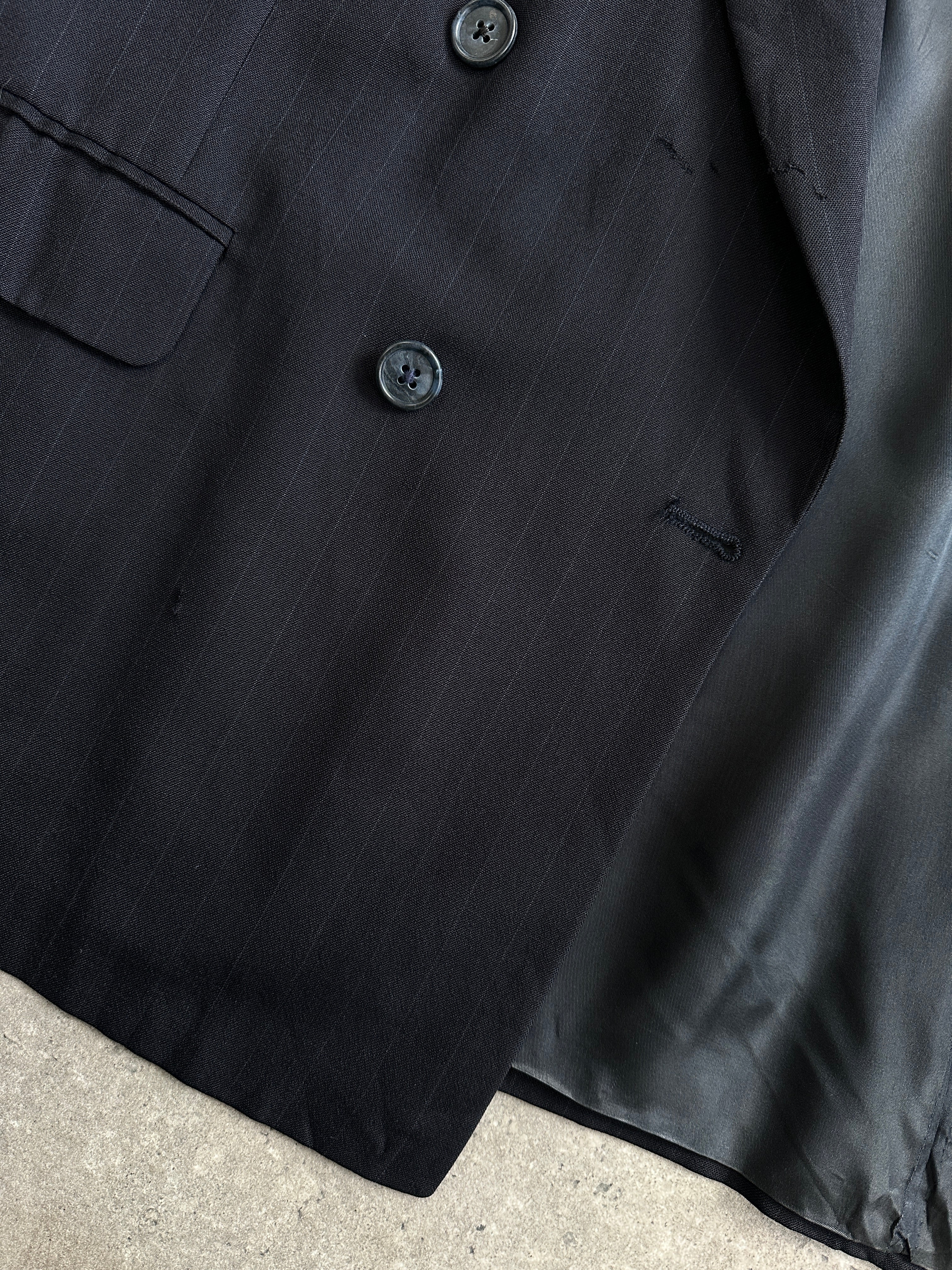 Christian Dior Monsieur 1980s pure wool double-breasted blazer in size 44R/XXL, dark tailored blazer with notch lapels and front buttons.