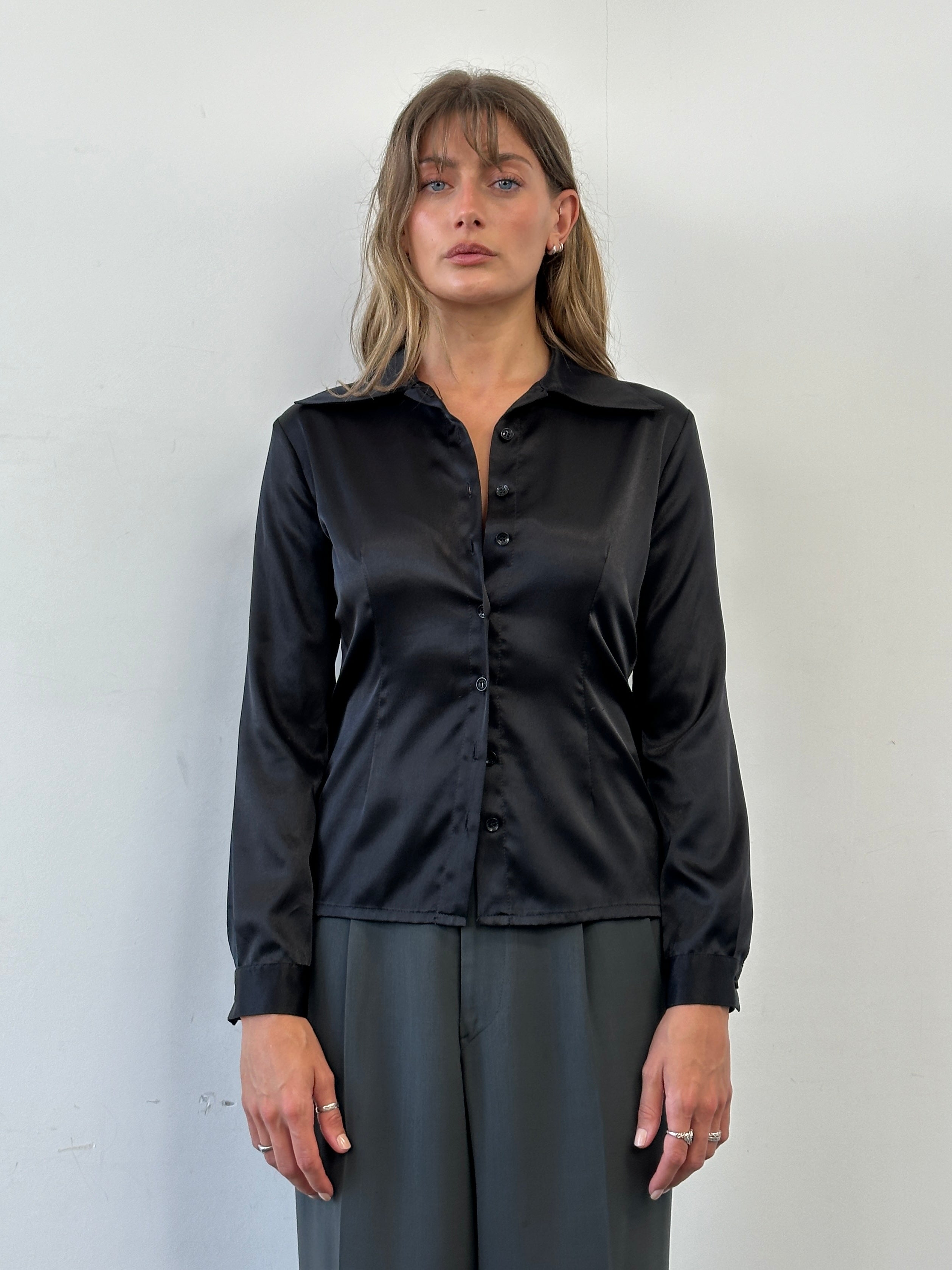Italian Vintage fitted satin shirt with dagger collar in XS-S size, showcasing smooth fabric and stylish collar details.