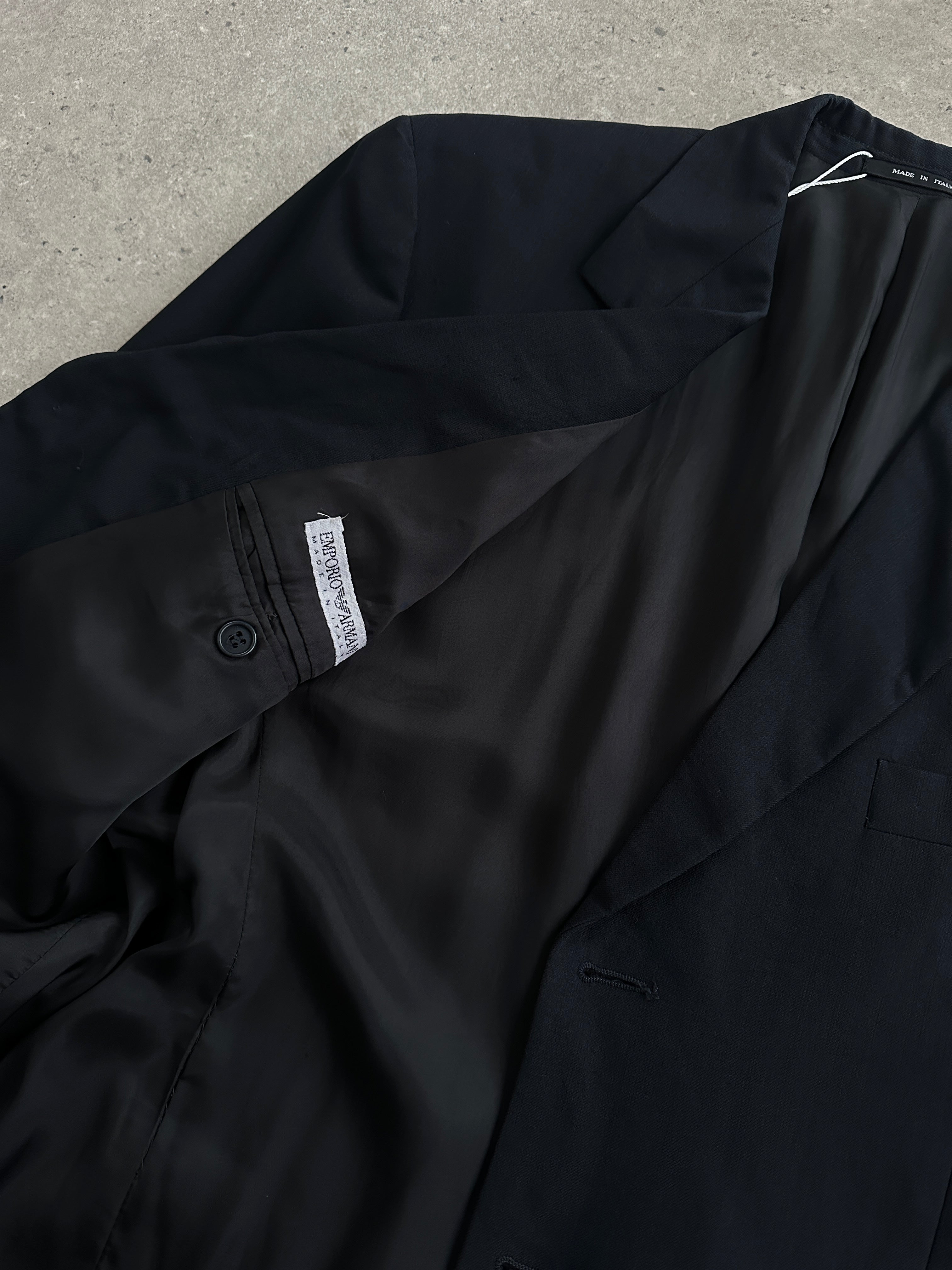 Emporio Armani pure wool single-breasted blazer in size XL, tailored fit with classic notch lapel and sleek design.