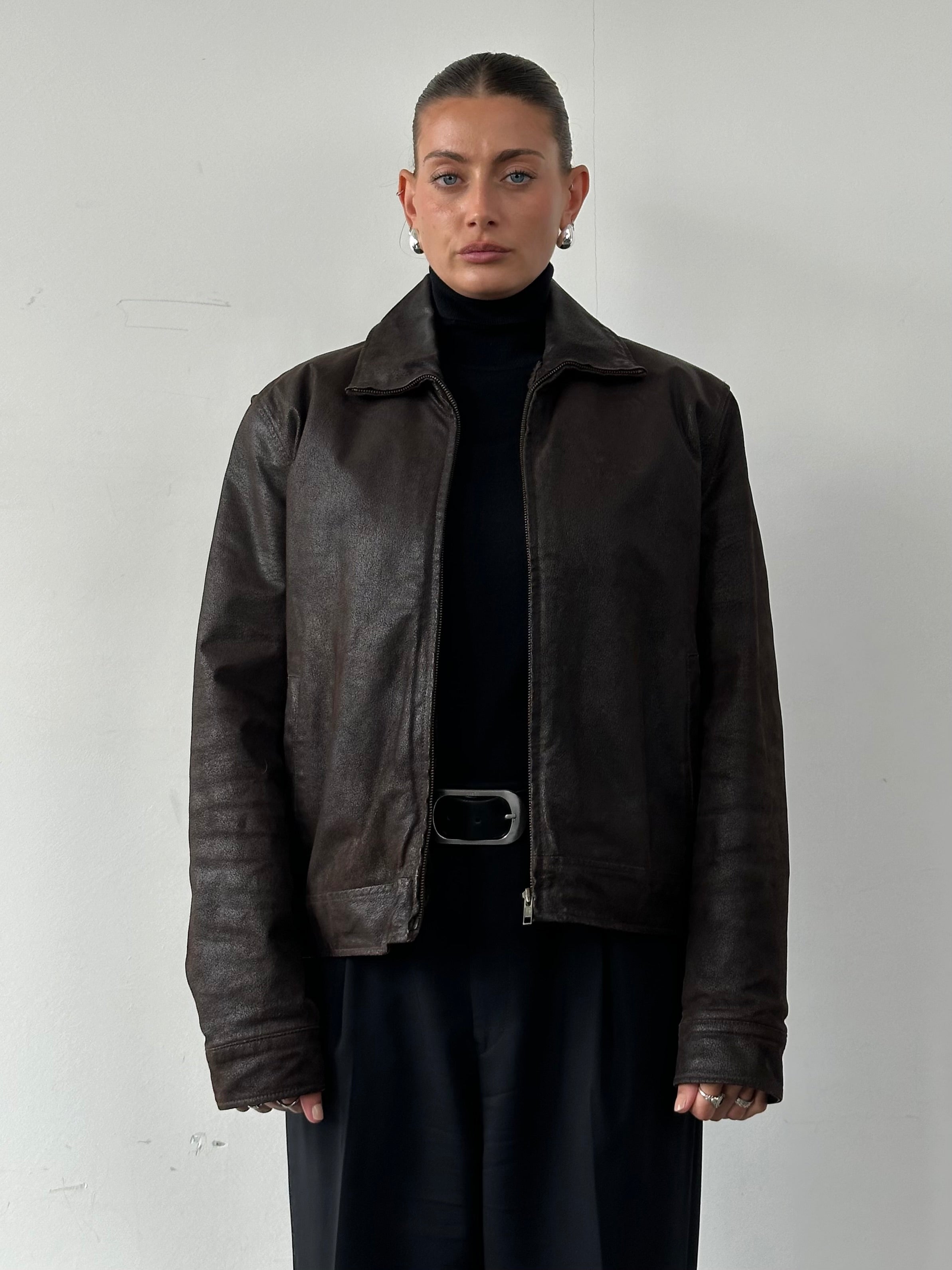 Vintage brand vintage leather jacket with fur lining, medium/large size, stylish outerwear for cold weather.