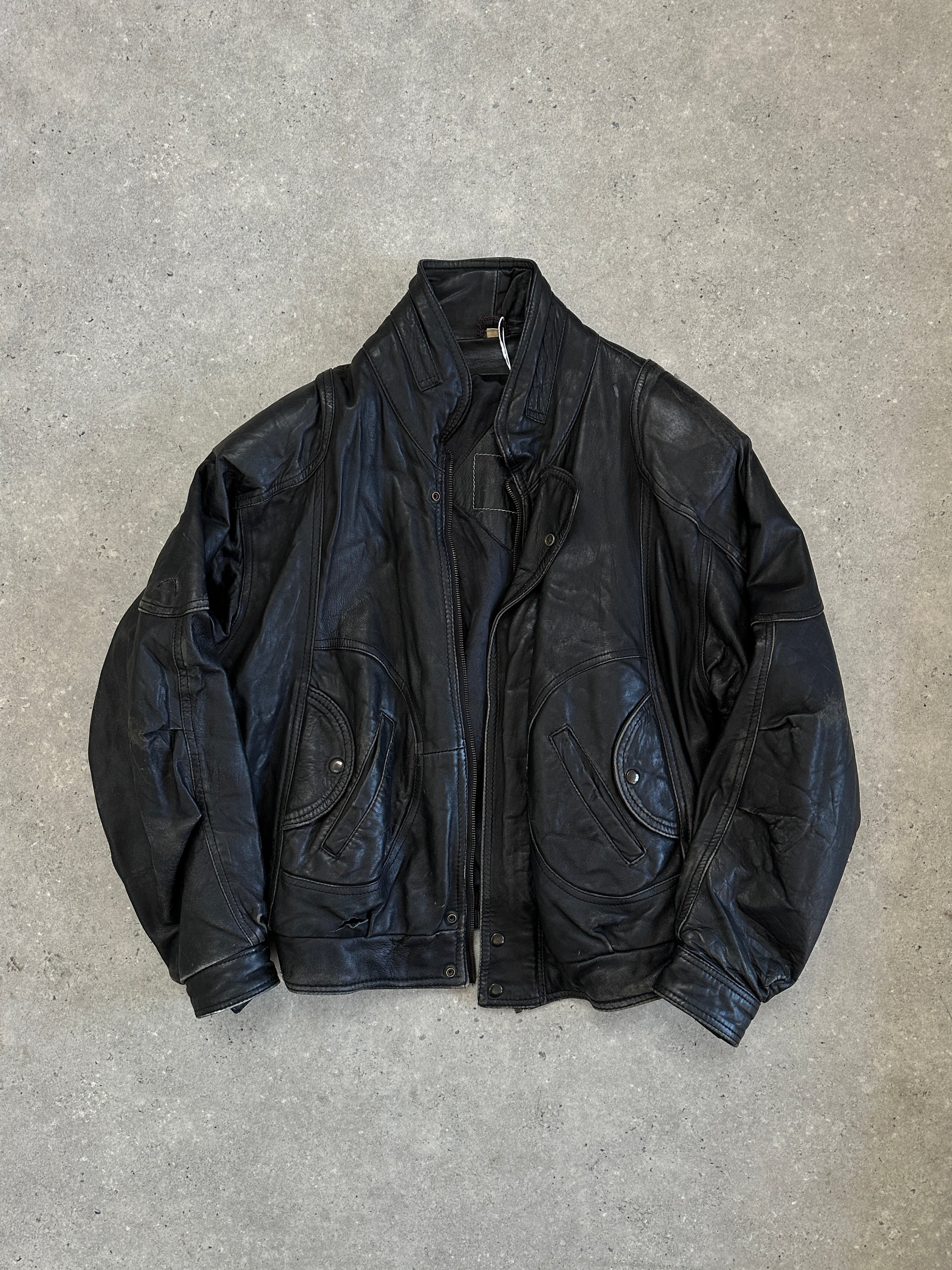 Vintage leather bomber jacket in size M, featuring classic design, smooth brown leather, and ribbed cuffs and collar.