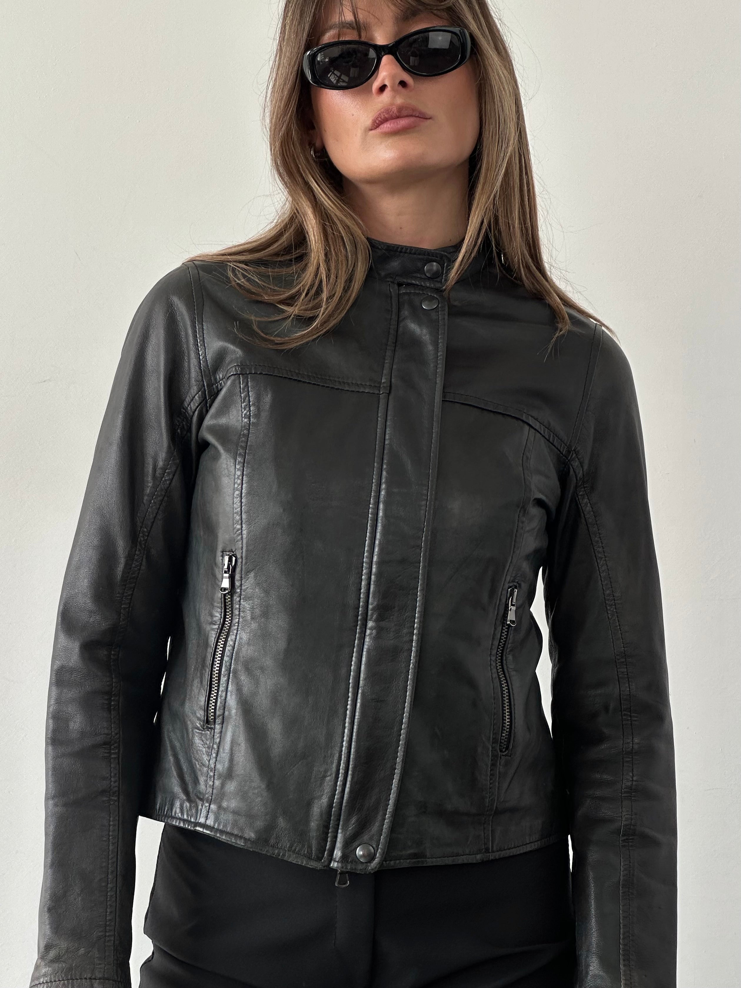 Vintage Italian double zip fitted leather jacket, stylish and classic design, shown in size small.