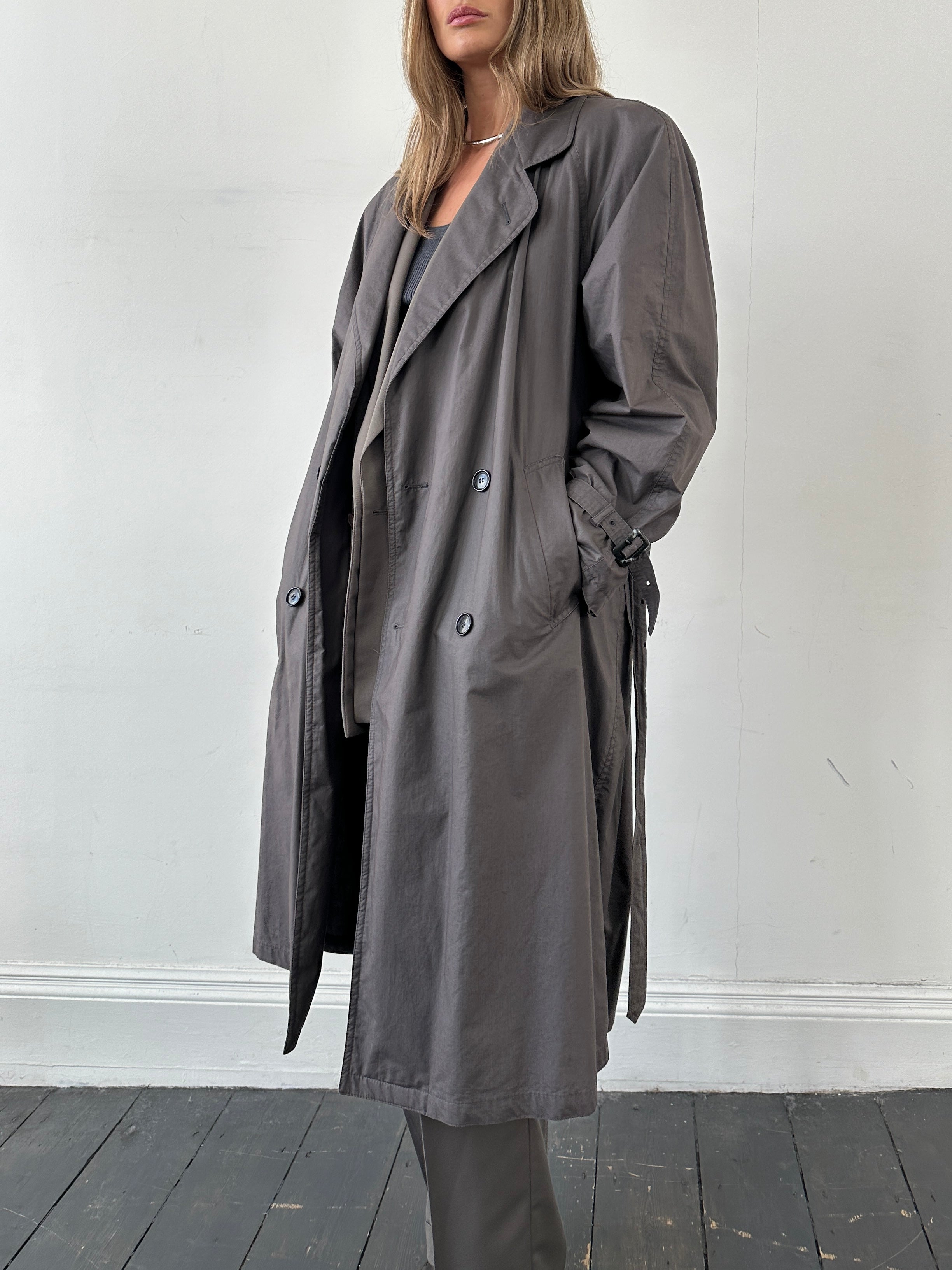 Vintage vintage double-breasted unlined belted trench coat in size L, showcasing classic style and tailored fit.