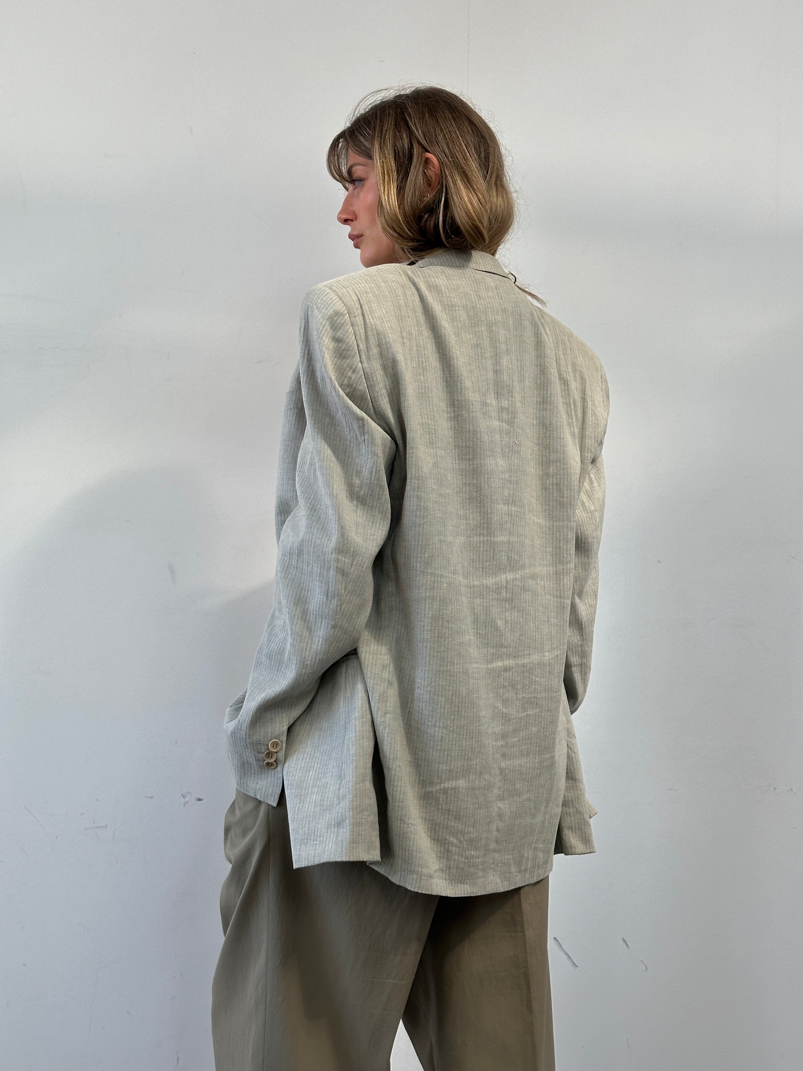 Armani Collezioni striped linen cotton relaxed blazer in size 42R/XL, featuring a tailored fit and classic pattern.