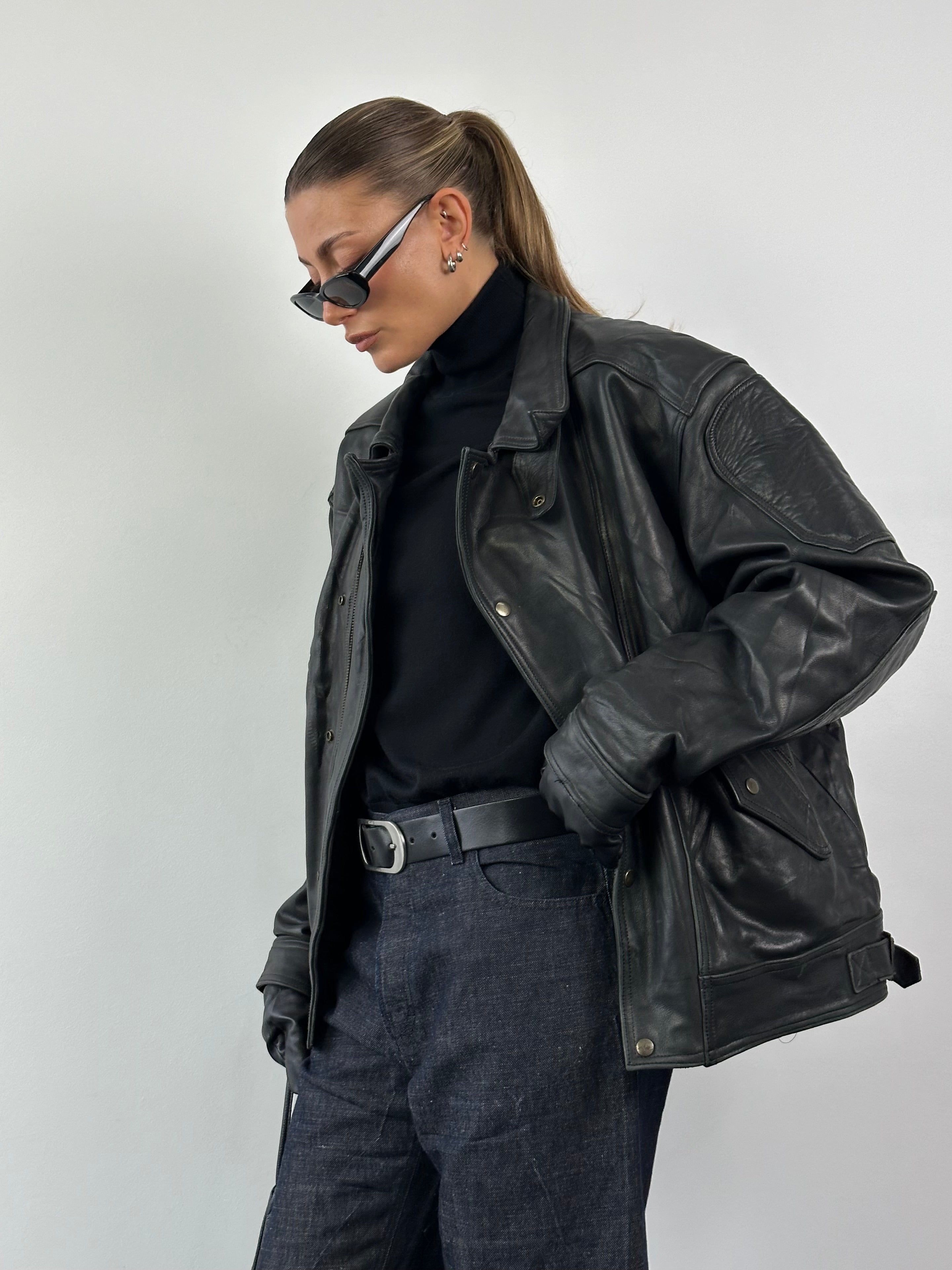 Vintage Leather Jacket in XL size, classic brown leather with detailed stitching and a vintage style, from the Vintage brand.