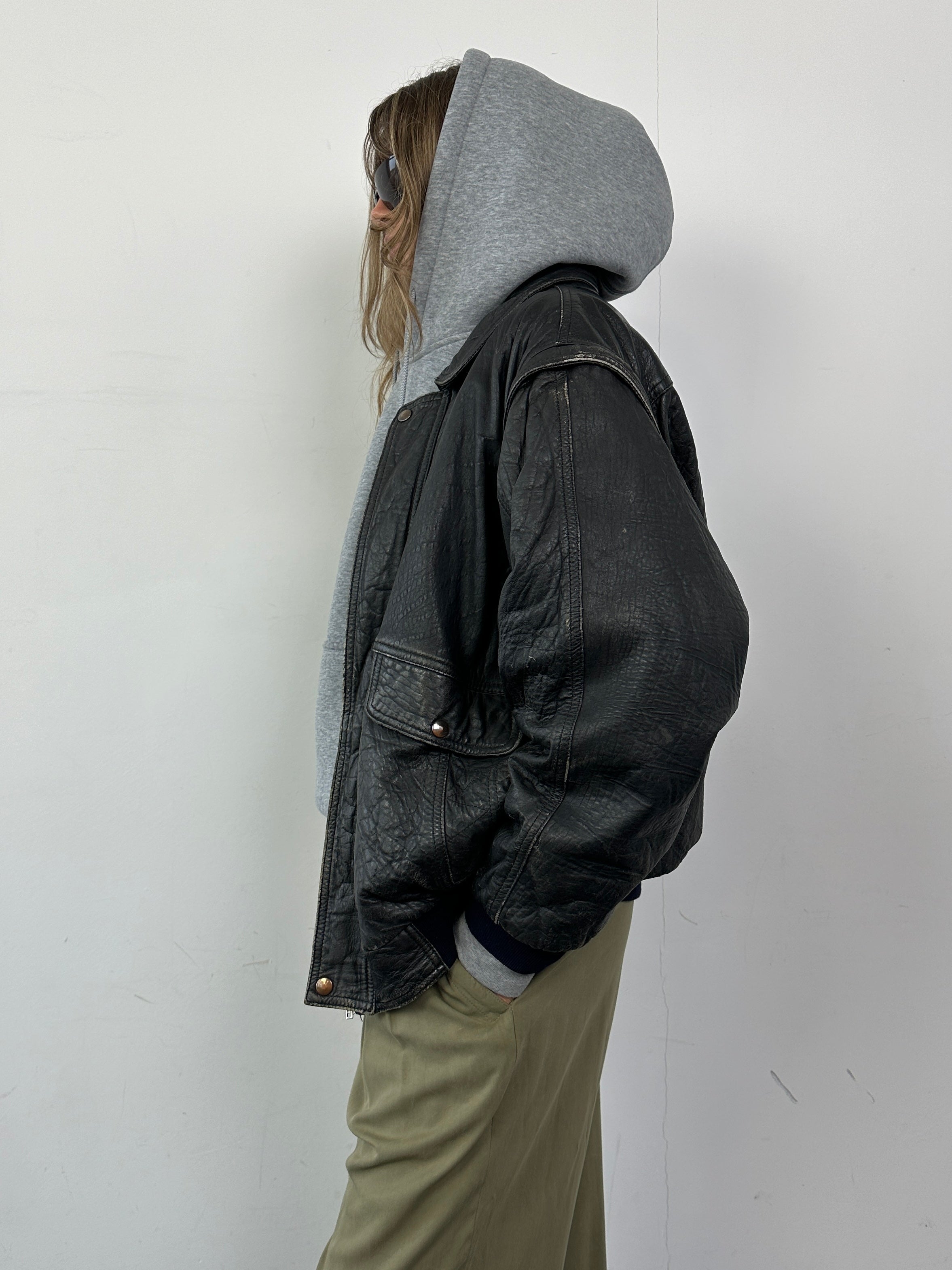 Vintage distressed leather bomber gilet jacket in size M/L, stylish men's leather sleeveless jacket with rugged vintage look.