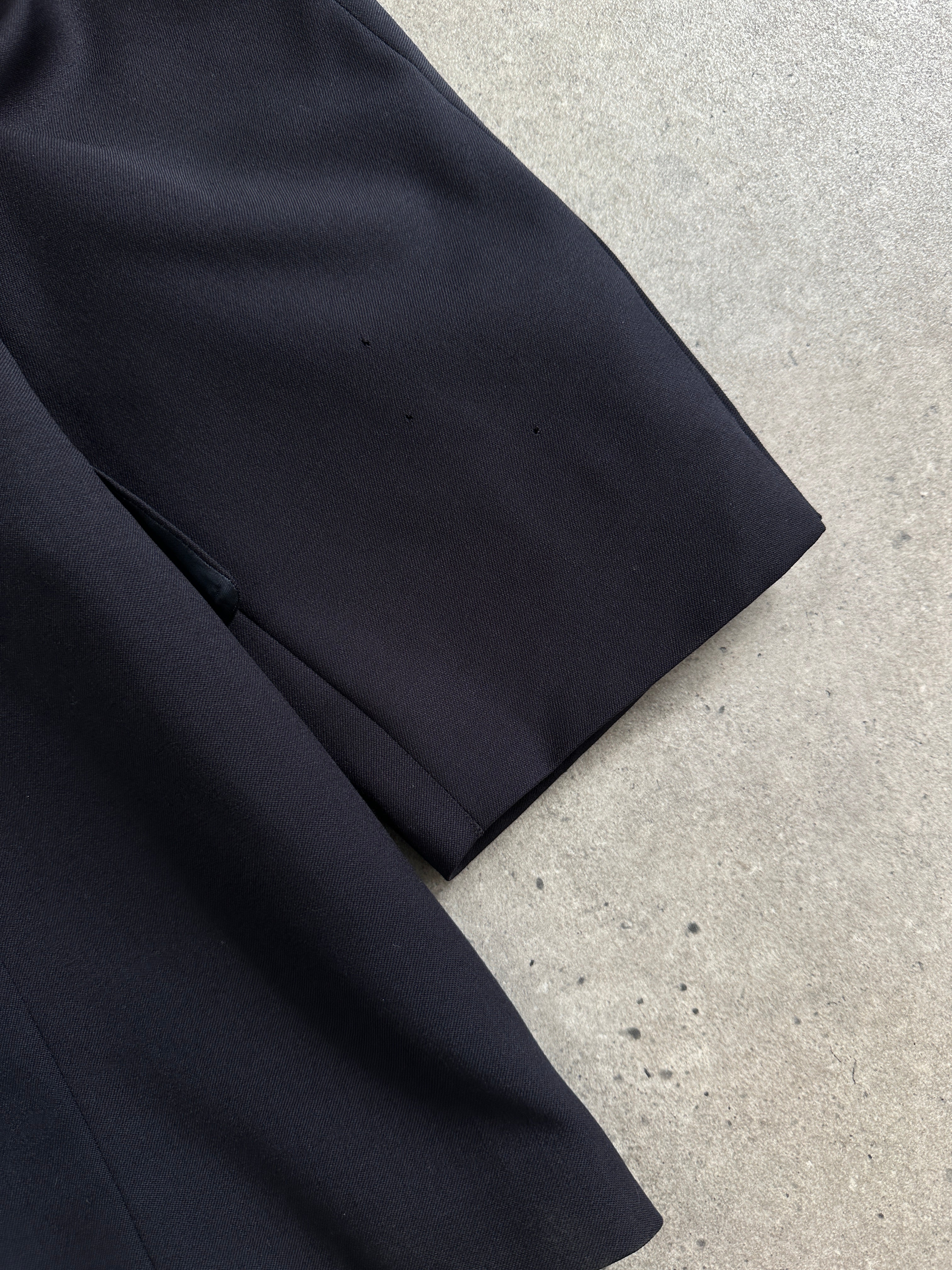 Hugo Boss 1990s double-breasted wool blazer in size 44L/XL, featuring classic tailored fit and premium Super 100s fabric.