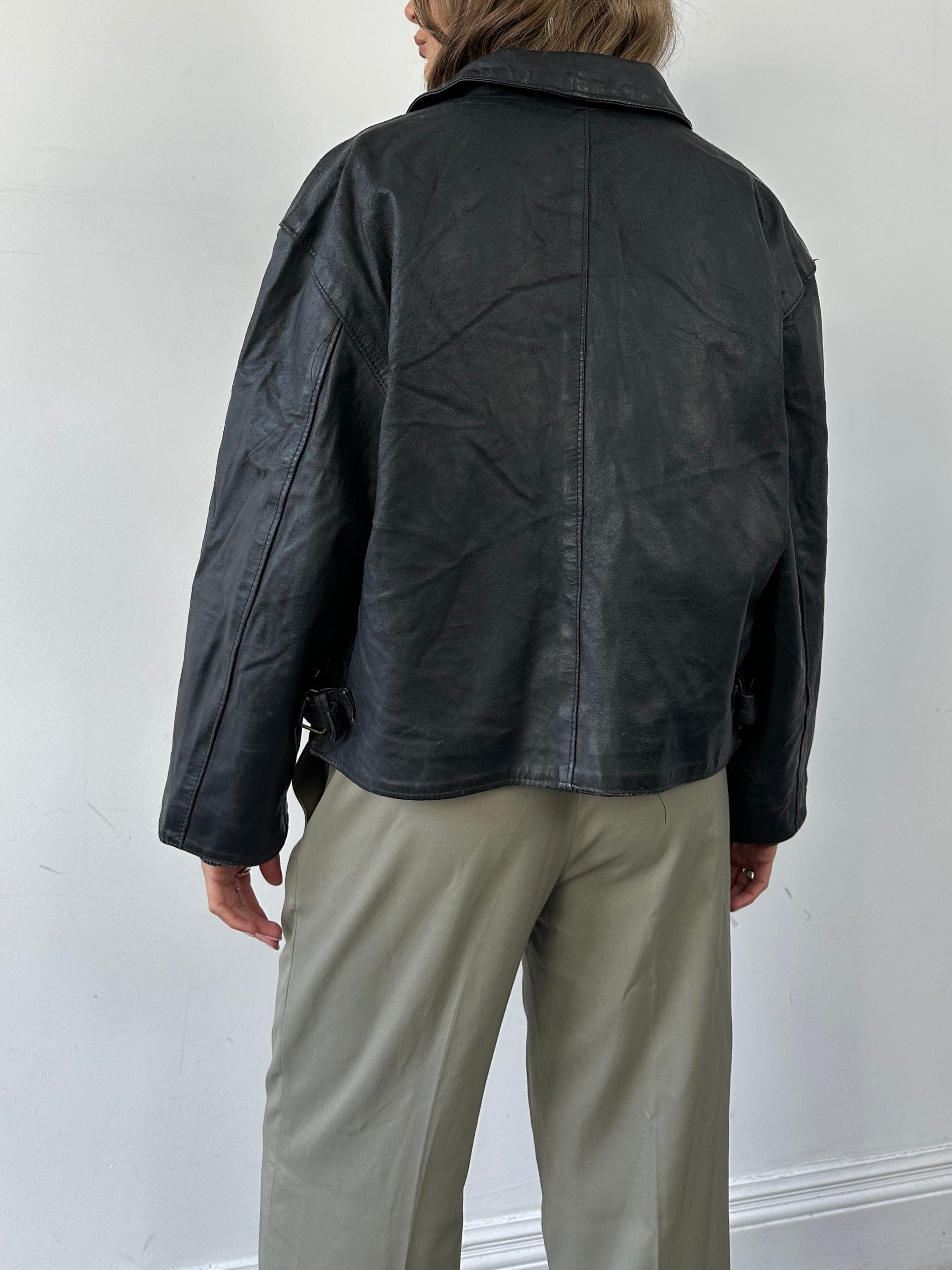 Vintage Italian vintage boxy leather jacket in M/L size, featuring classic design and high-quality leather.