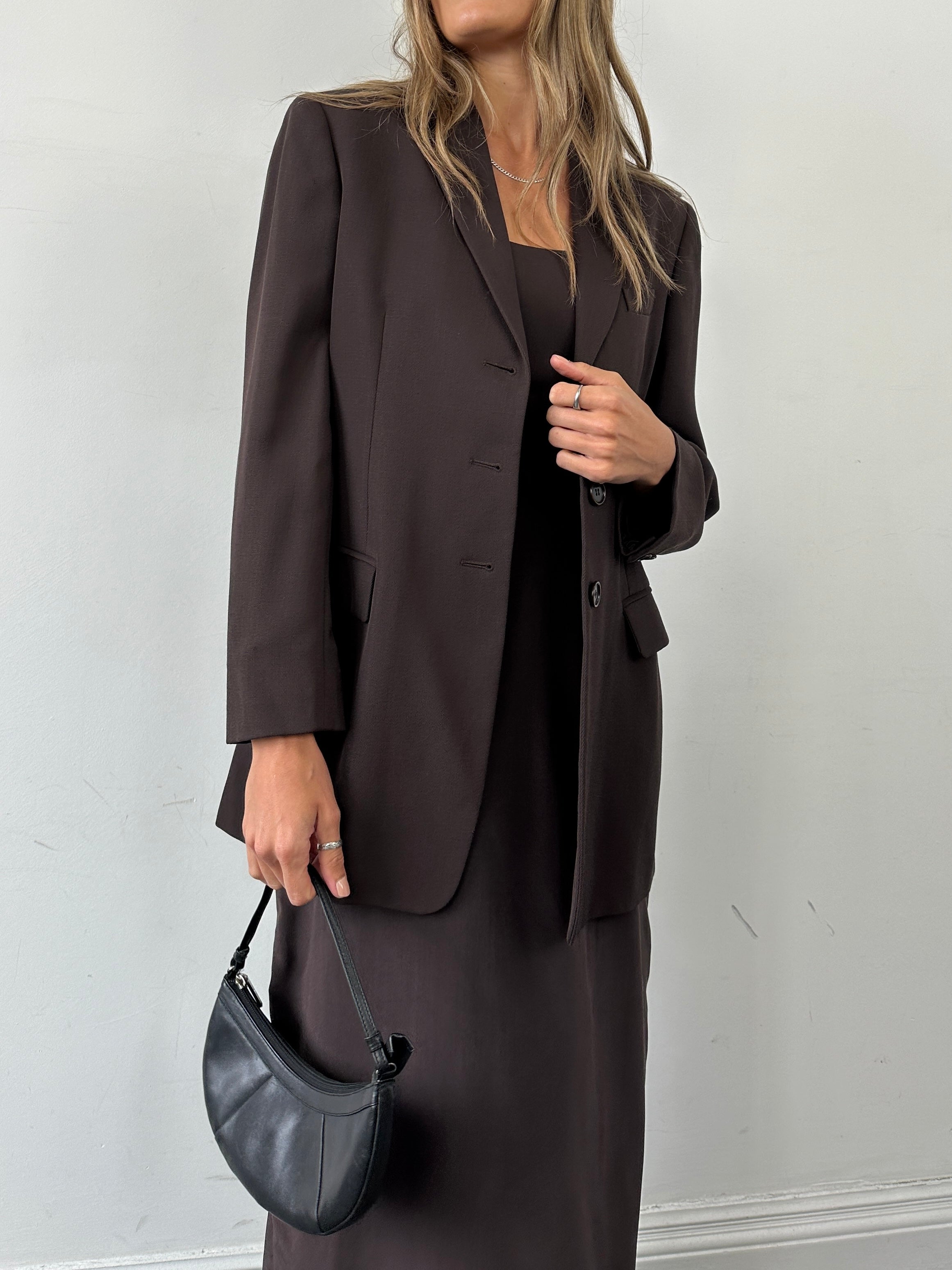 Max Mara virgin wool single-breasted blazer in size M, tailored fit with lapel collar and front button closure.