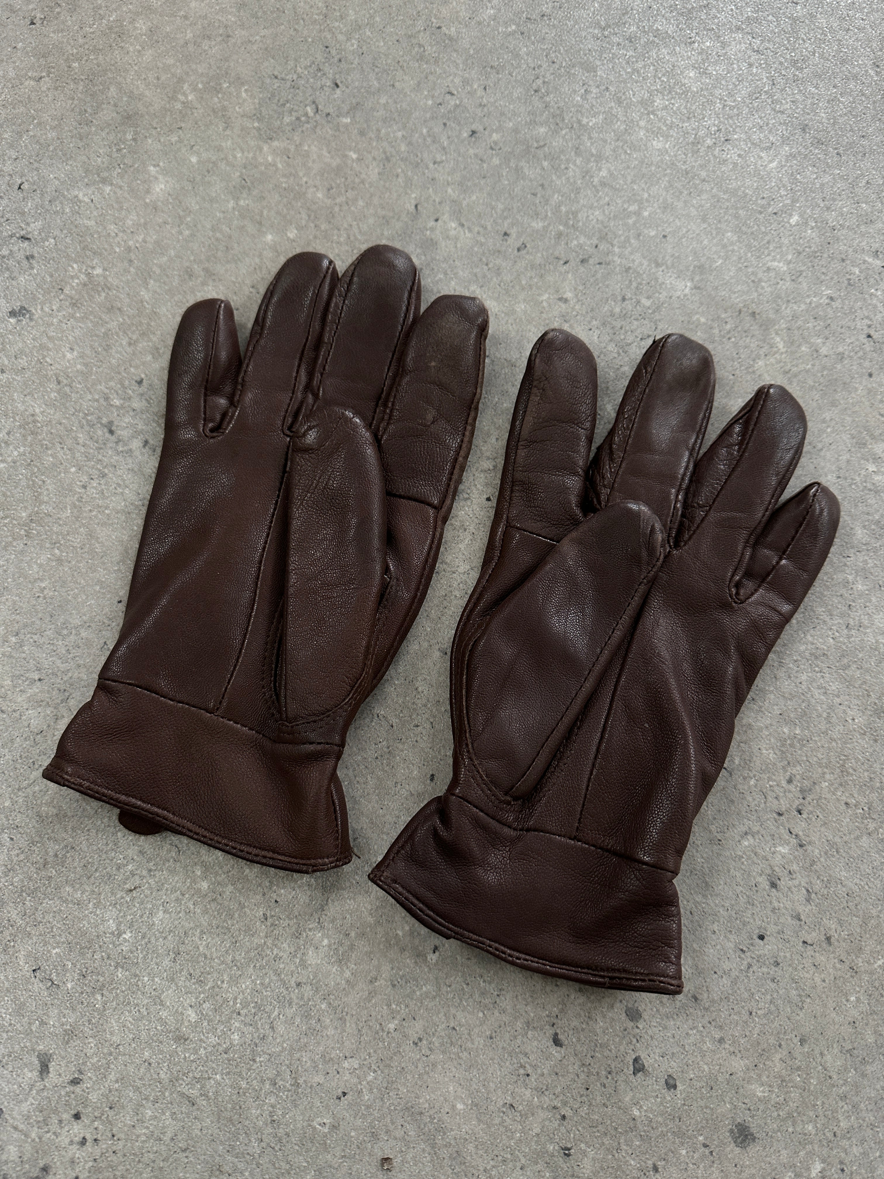 Vintage leather gloves in size M, showcasing classic craftsmanship and soft brown leather with detailed stitching.