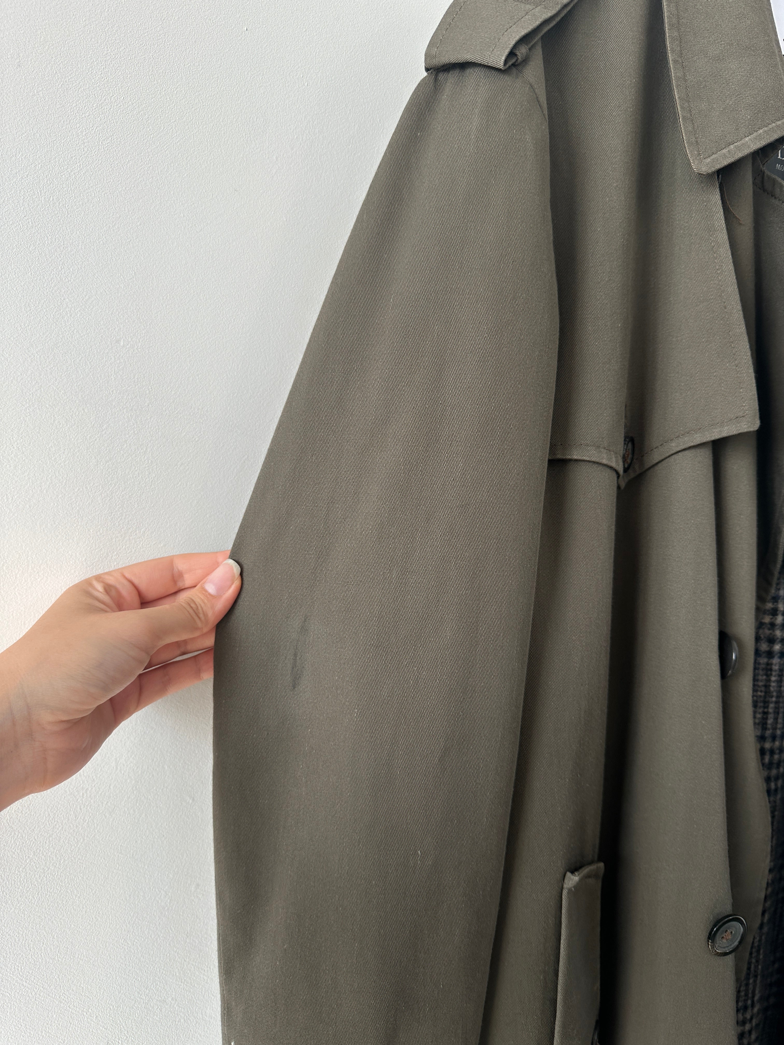 Christian Dior Monsieur cotton double-breasted belted trench coat in XL, featuring classic design and tailored fit.