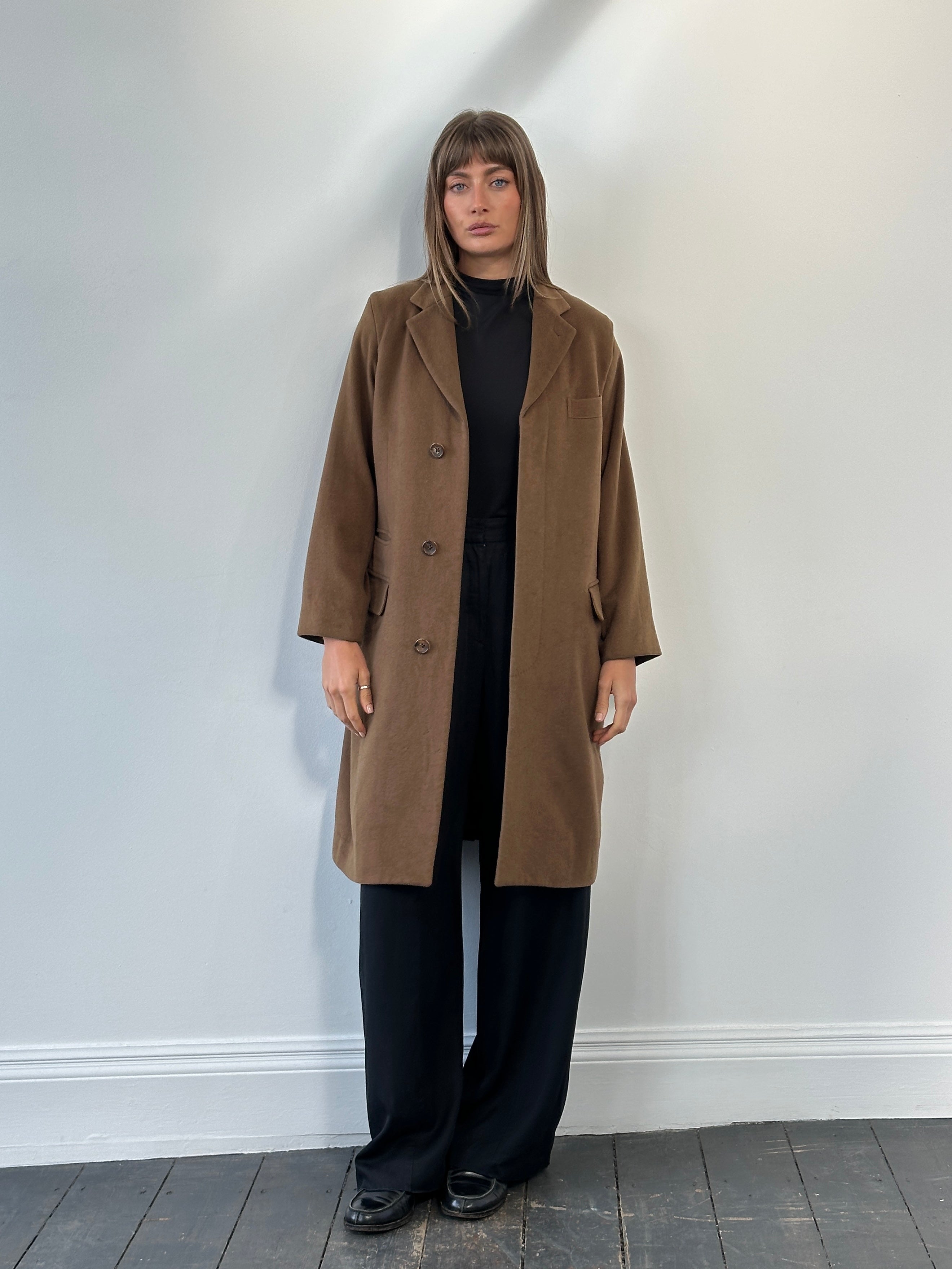 Vintage 1980s Italian pure cashmere coat in size S/M, displaying classic tailored design and soft, luxurious fabric.