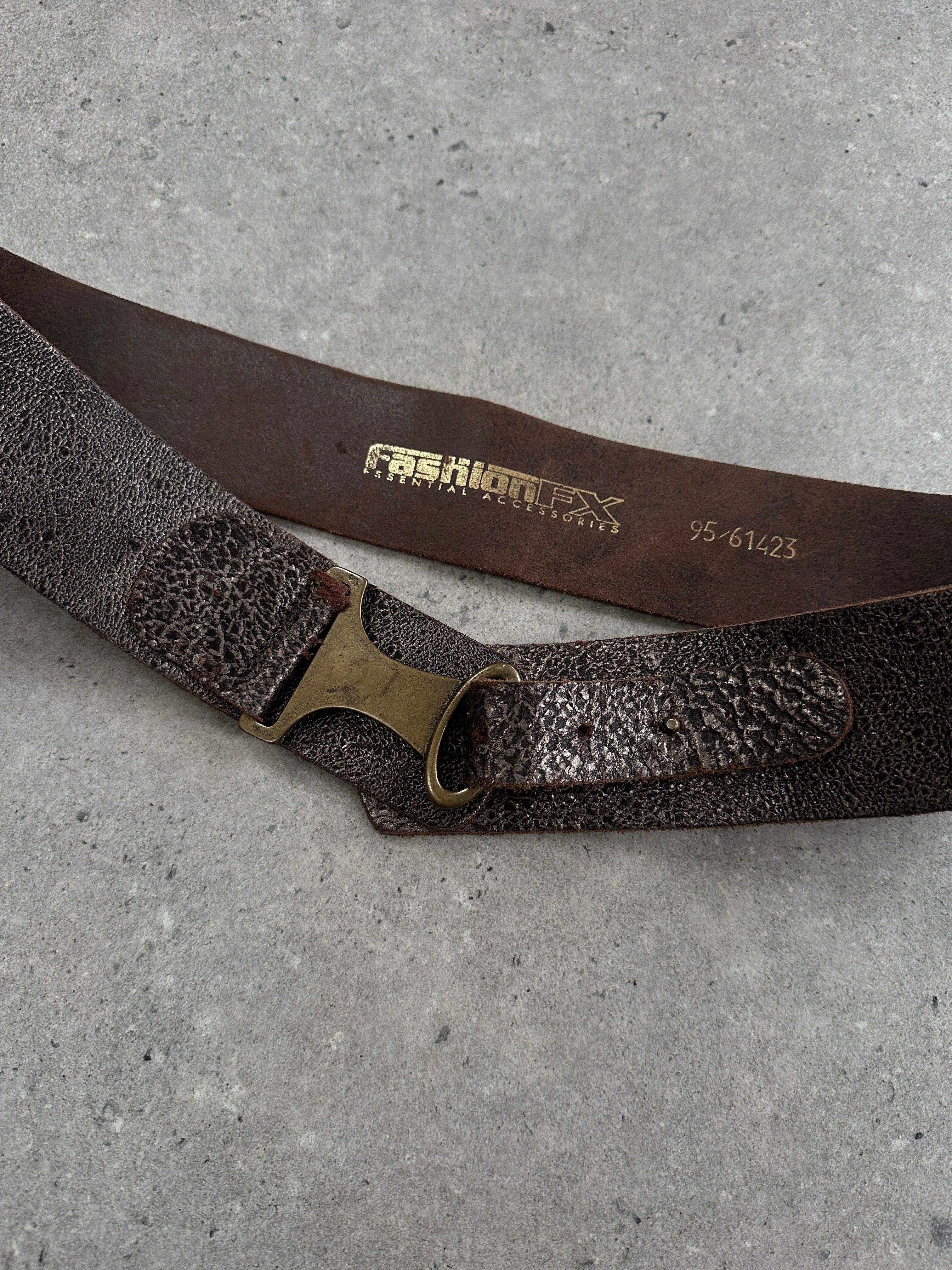 Vintage Italian 1990s distressed metallic leather belt with distressed finish, size W32, featuring a classic buckle design.
