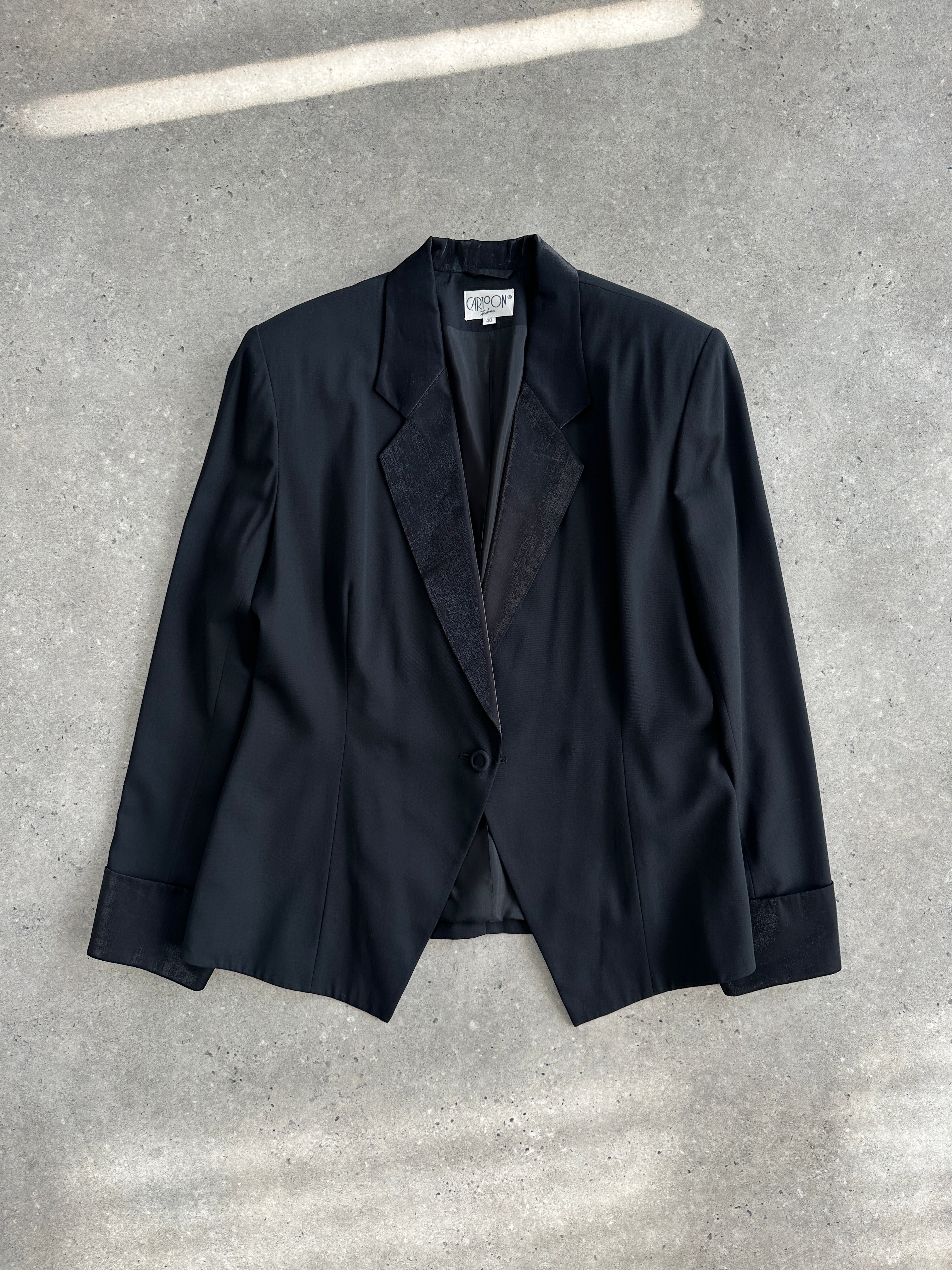 Vintage 90s fitted tuxedo blazer, size M, with classic lapels and tailored silhouette, displayed on a hanger.