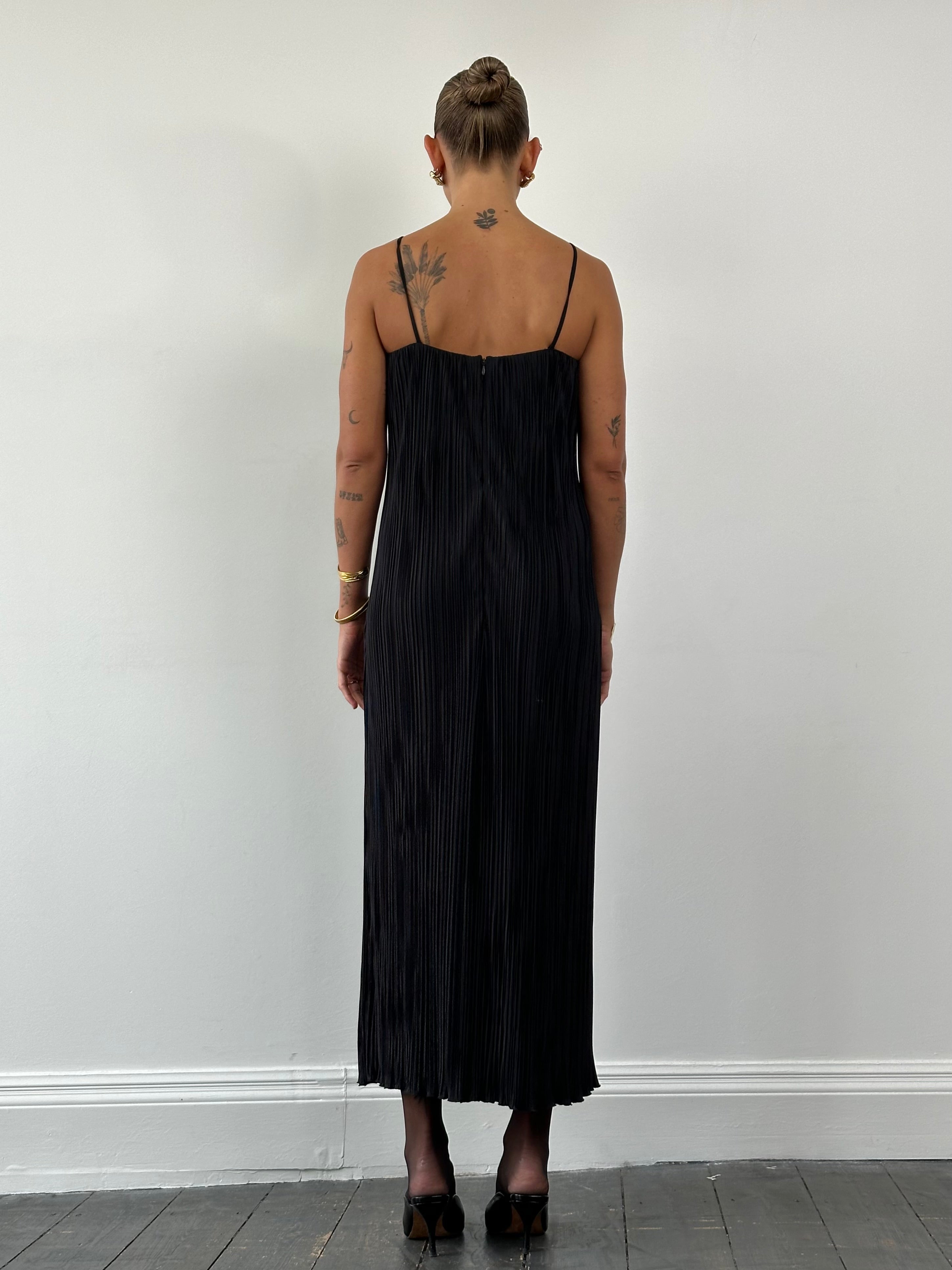 Vintage Vintage Plisse Maxi Dress in M/L size, flowing fabric, elegant design, and vintage-inspired style.