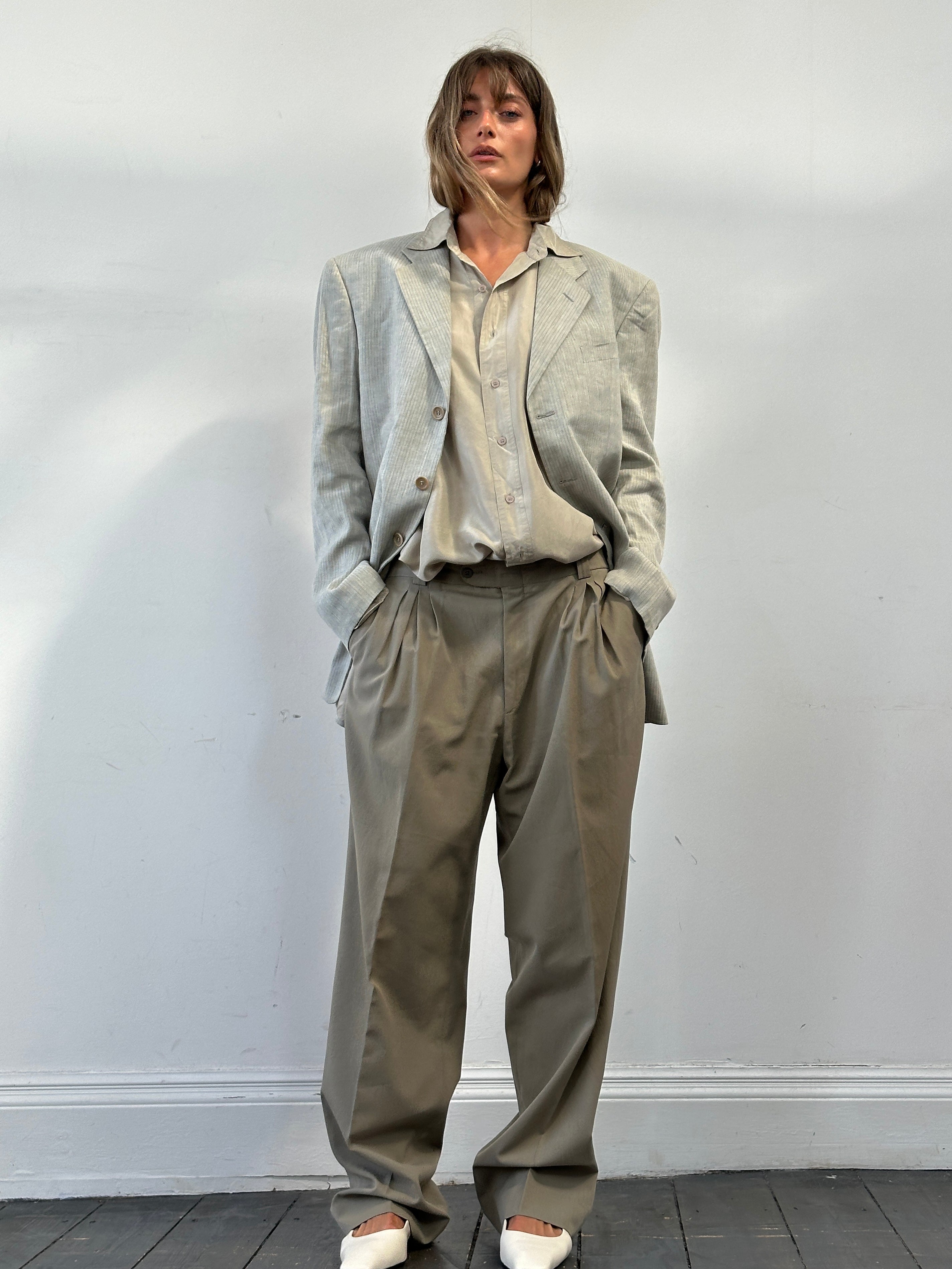 Armani Collezioni men's relaxed striped linen cotton blazer in size 42R/XL, featuring a tailored fit and classic design.