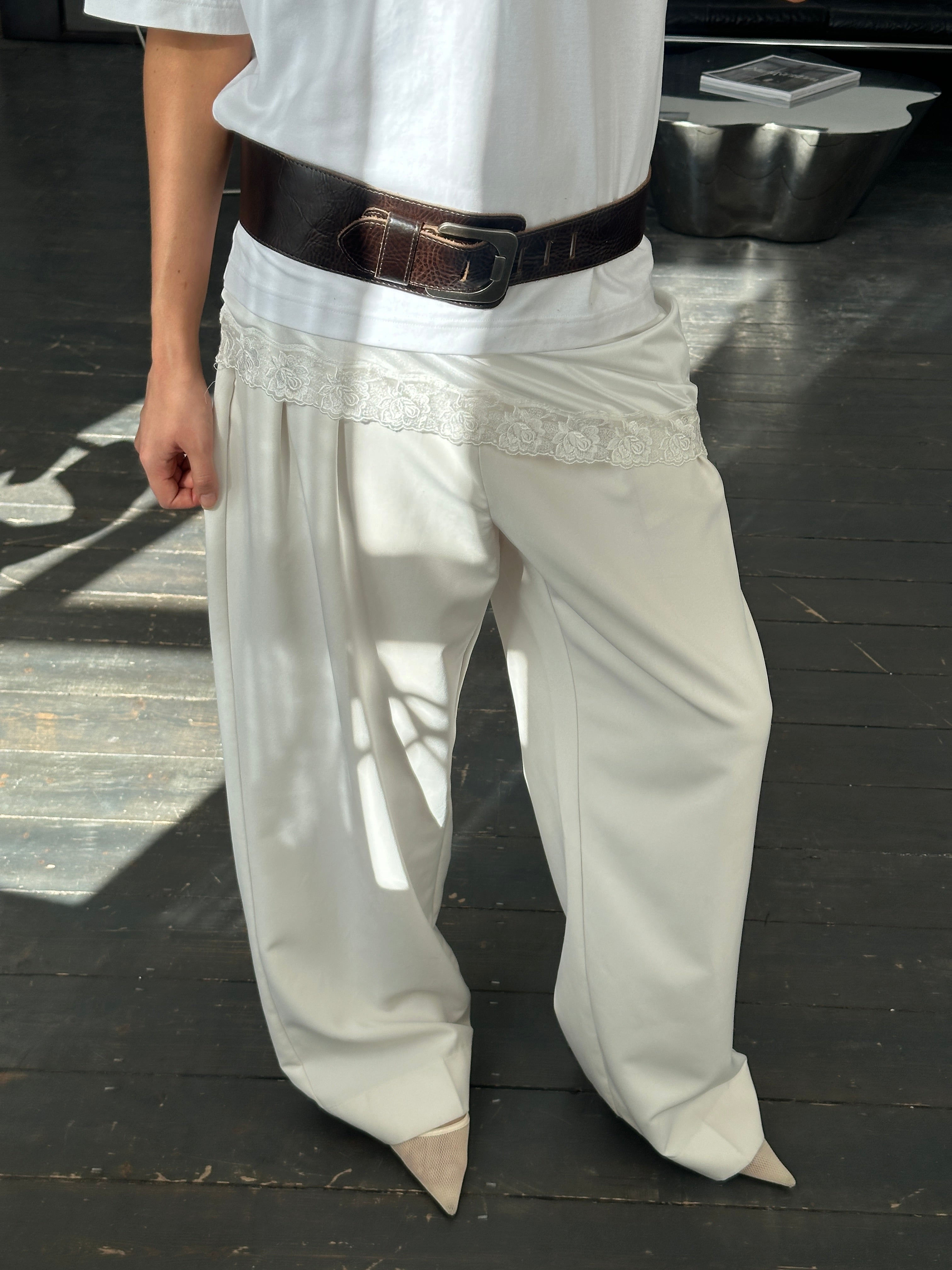 Vintage 1990s chunky leather belt in W34-38 with distressed finish, featuring a classic buckle design.