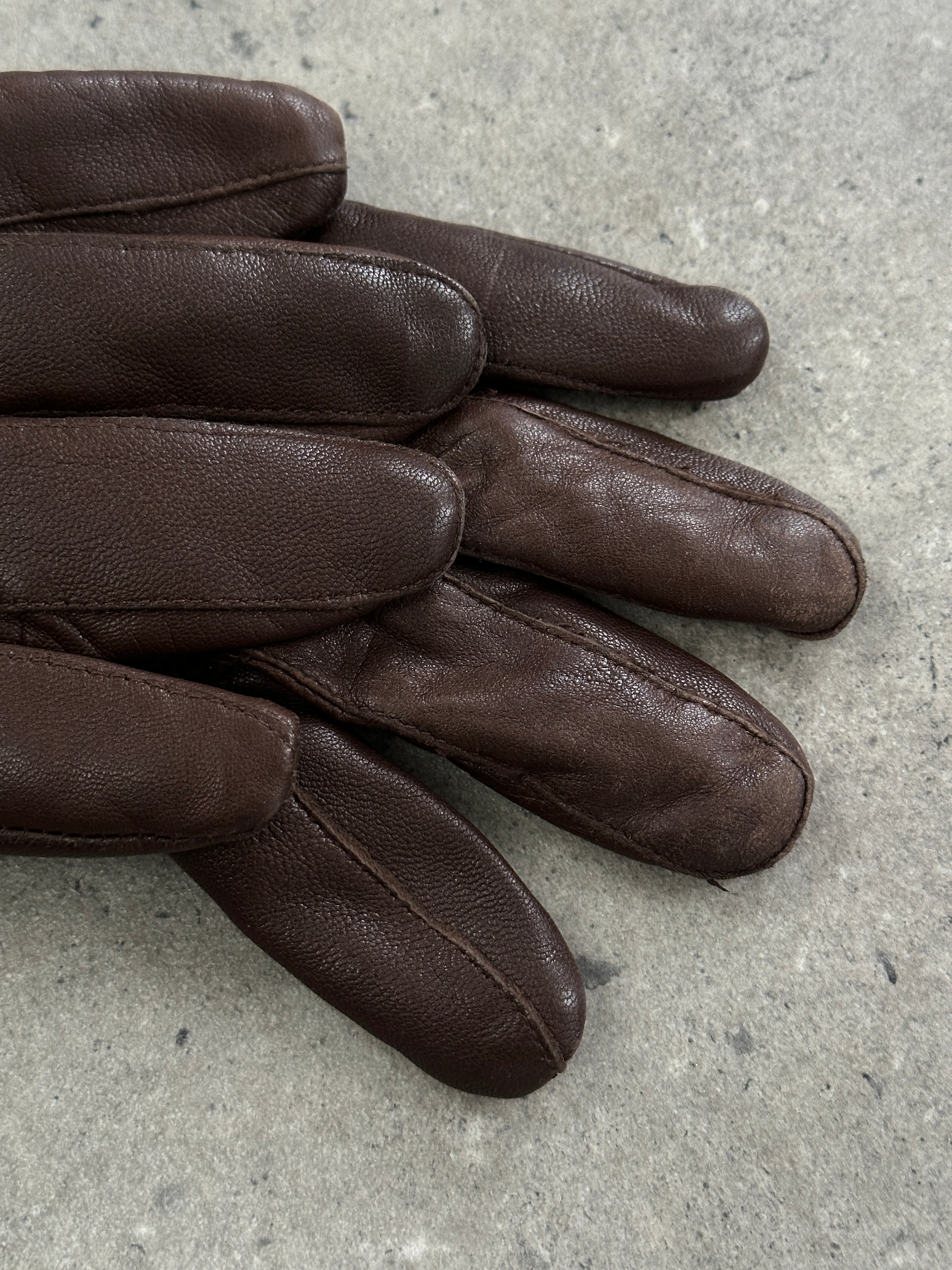 Vintage brand vintage leather gloves in size M, showcasing classic brown leather with detailed stitching and a snug fit.