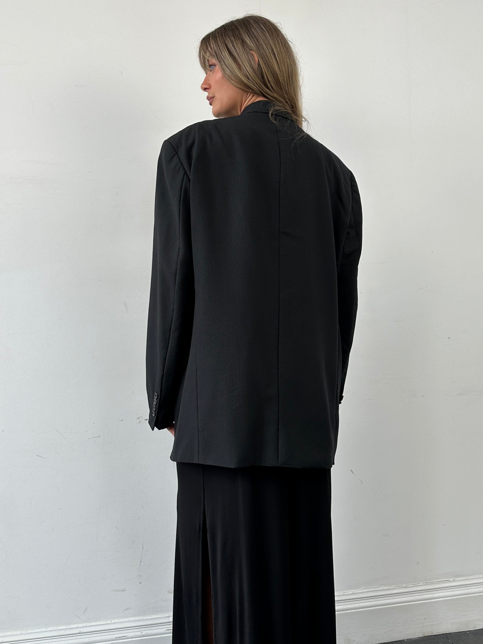 Hugo Boss double-breasted pure wool blazer in XXL, tailored fit, dark navy color, featuring classic lapels and structured design.