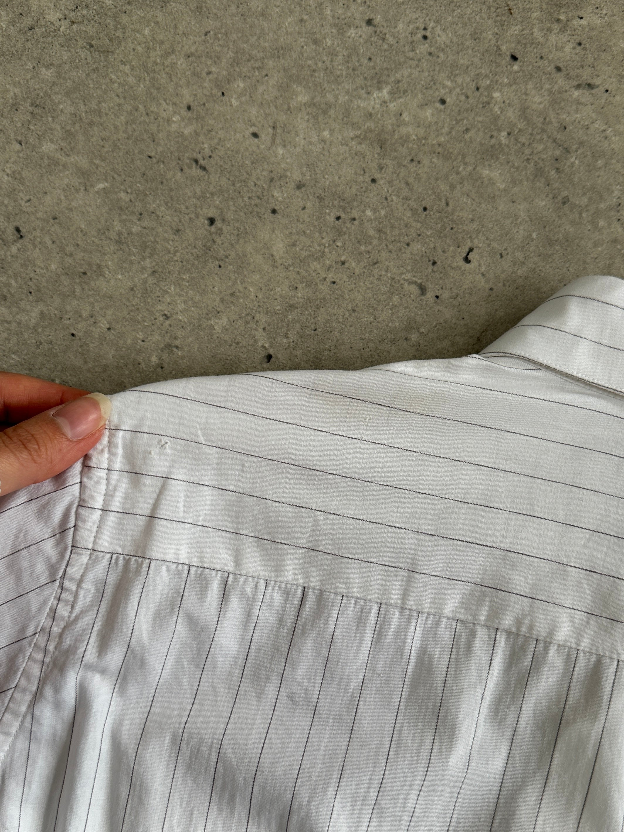 Vintage fitted stripe shirt with dagger collar in XS/S size, featuring a classic design and bold vertical stripes.